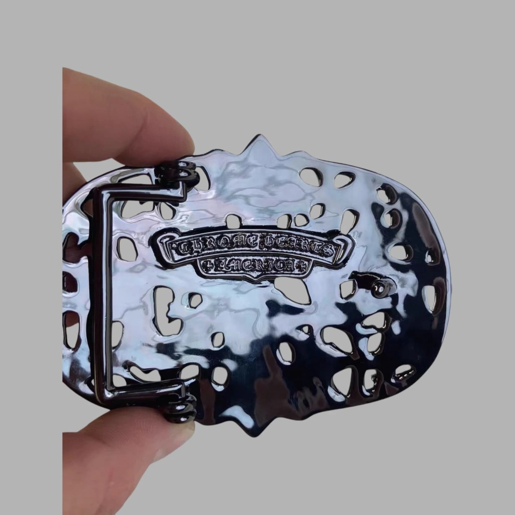 Обратная сторона пряжки Cemetery Chrome Hearts с фирменным логотипом