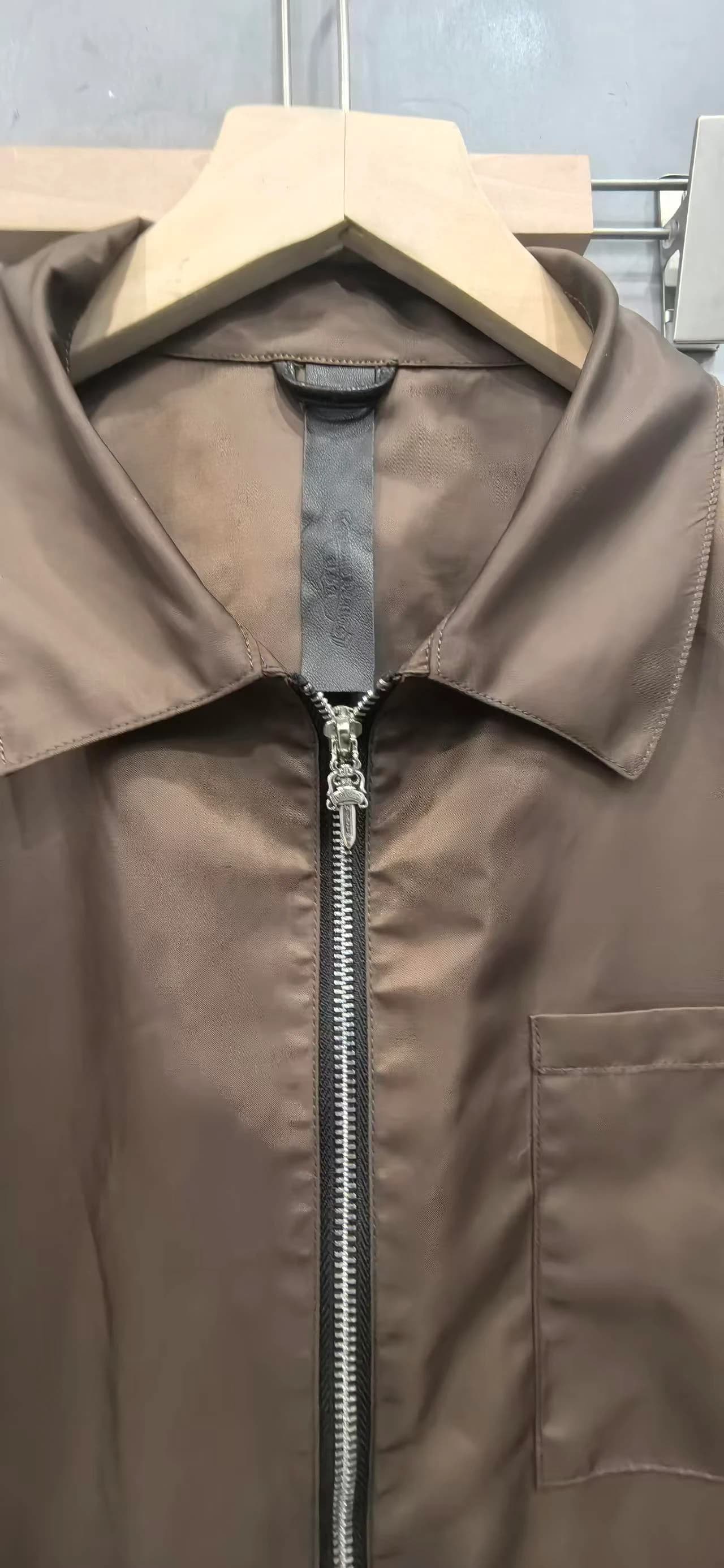 Воротник и молния коричневой рубашки Chrome Hearts