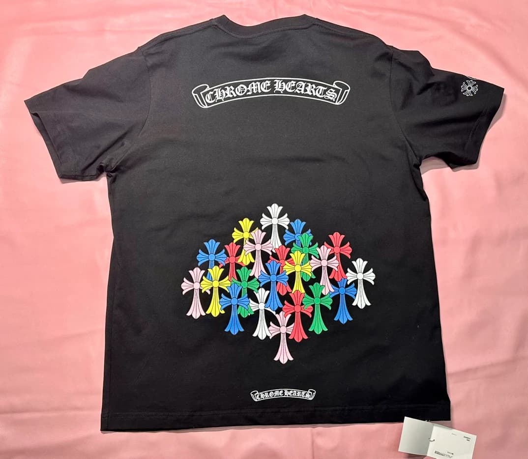 Черная футболка Chrome Hearts с разноцветным принтом из крестов на спине, вид сзади
