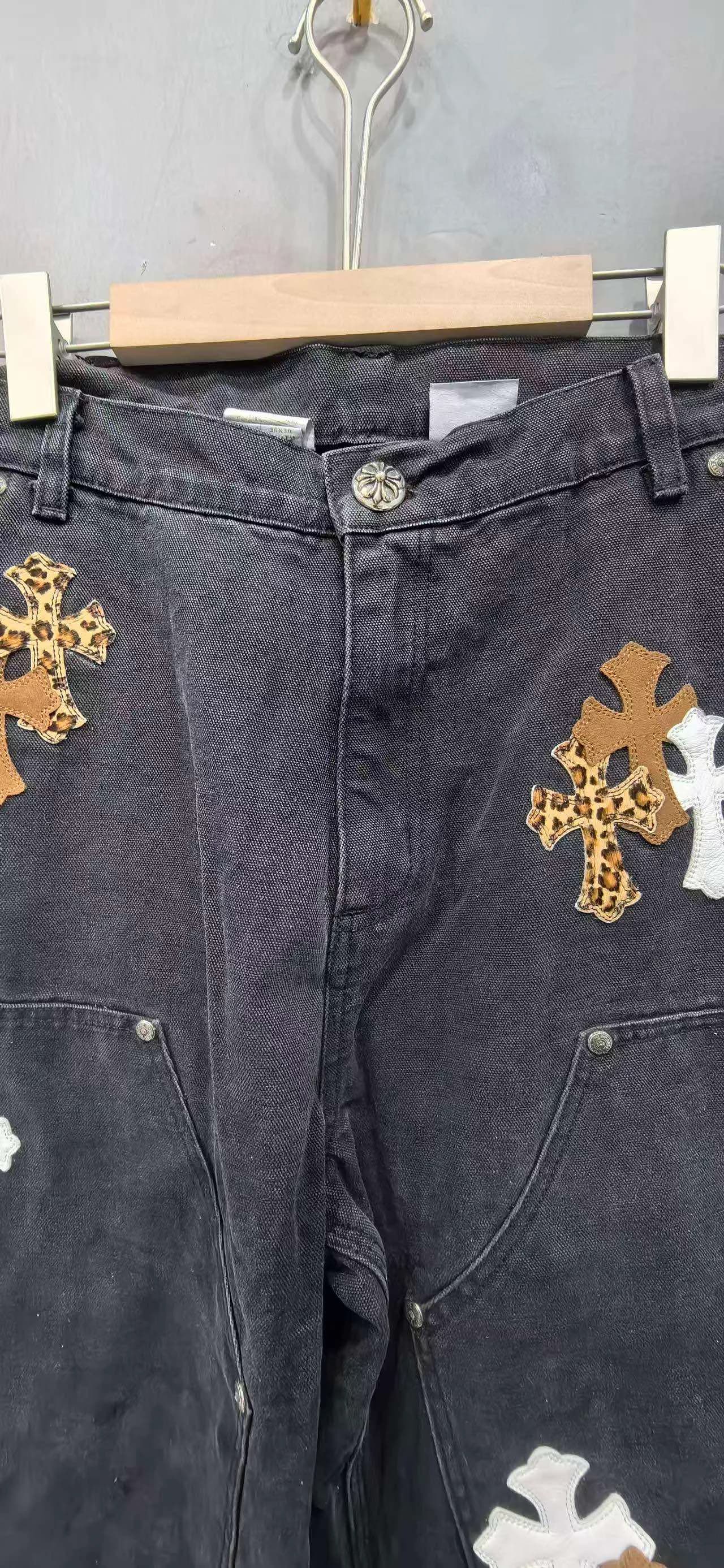Деталь пояса и карманов джинсов Chrome Hearts x Carhartt B01
