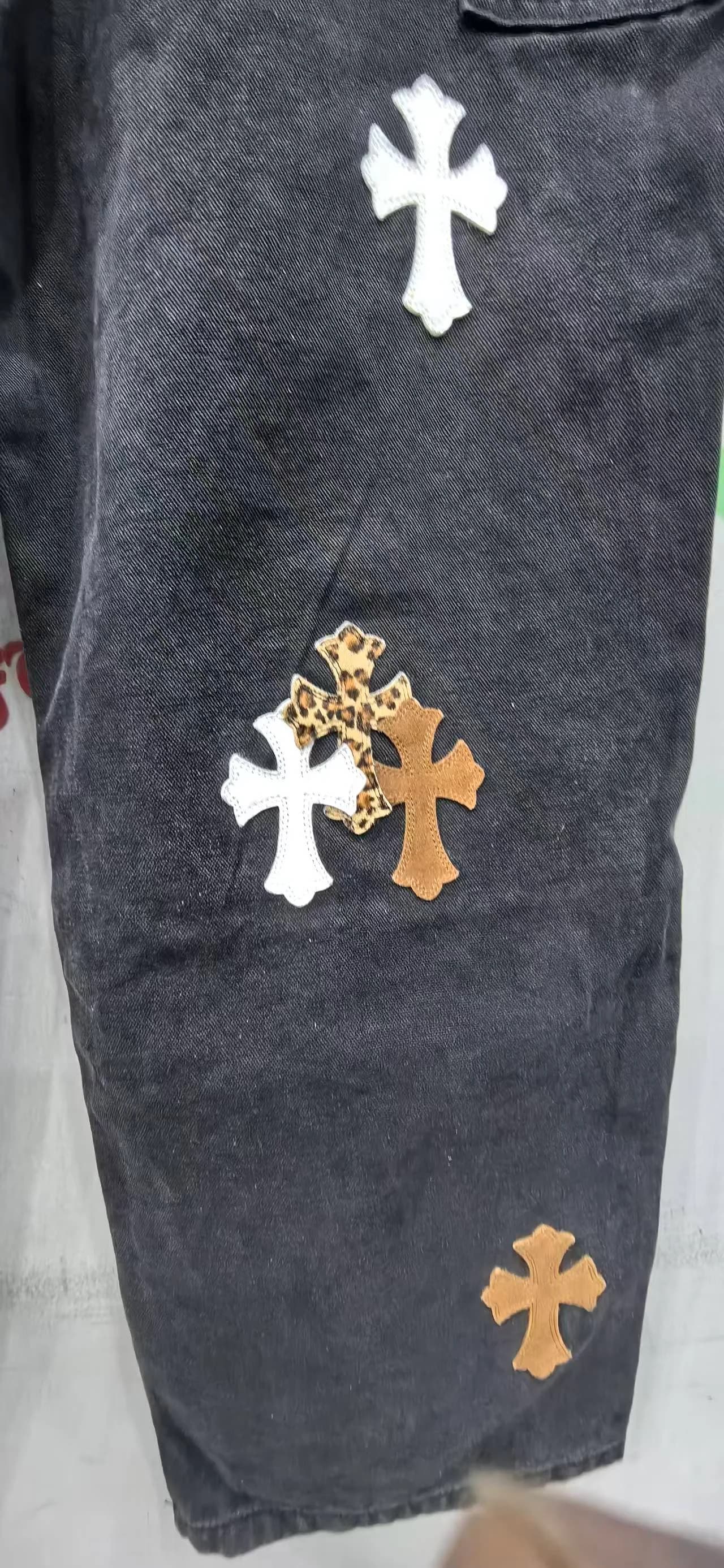 Деталь штанины джинсов Chrome Hearts x Carhartt B01 с нашивками-крестами