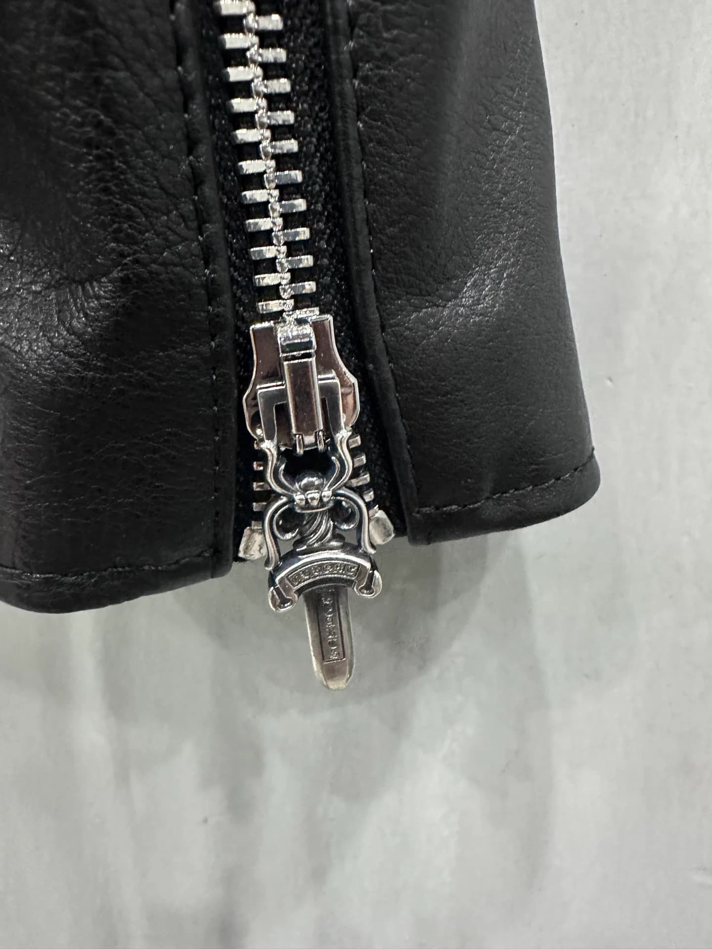 Деталь молнии с серебряным пуллером-кинжалом Chrome Hearts