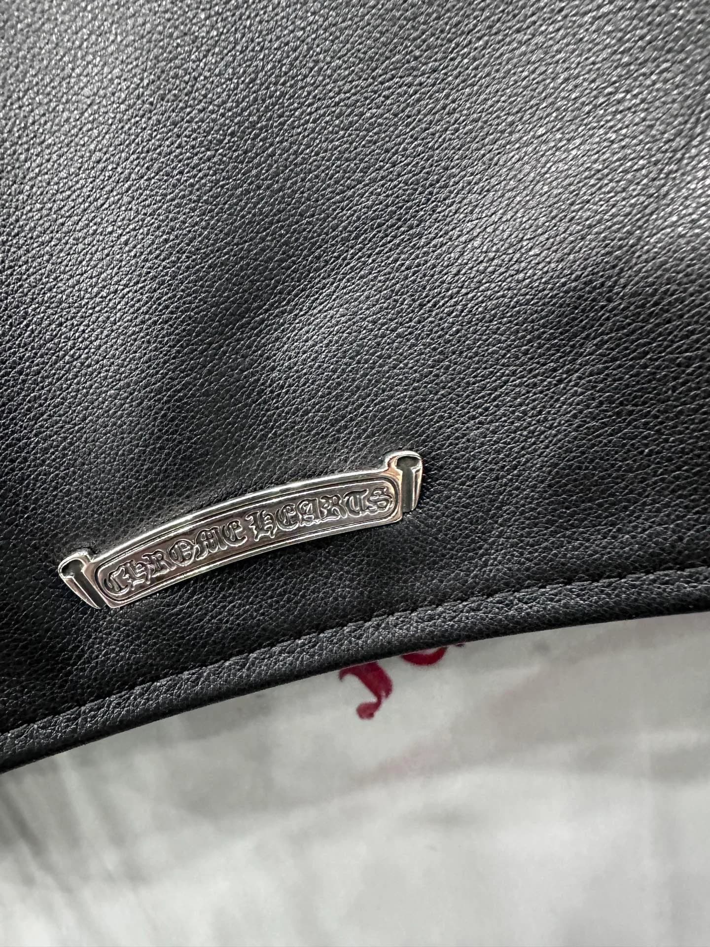 Серебряная пластина с логотипом Chrome Hearts на кожаной куртке