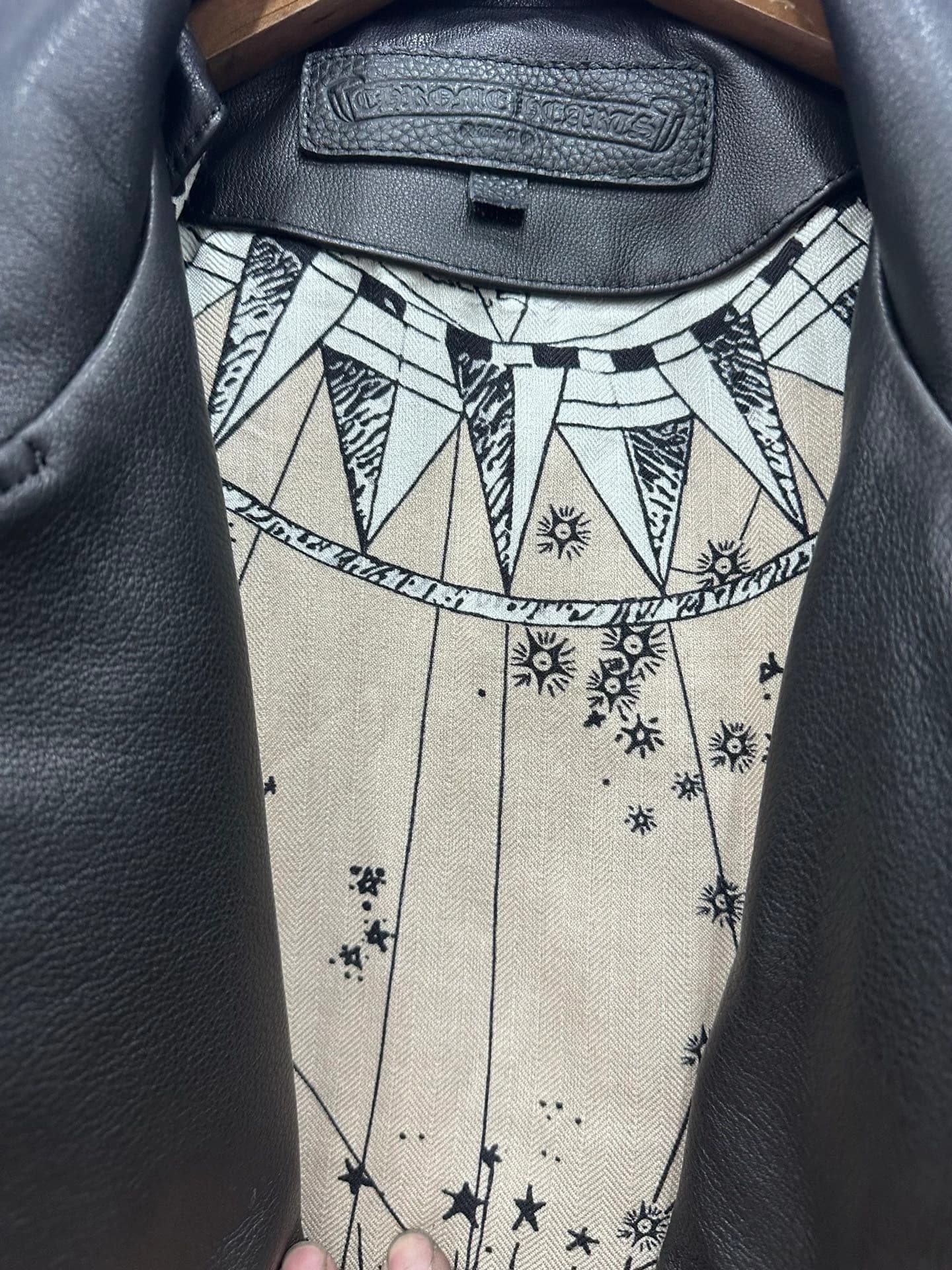 Черно-белая подкладка куртки Chrome Hearts с астрологическим принтом