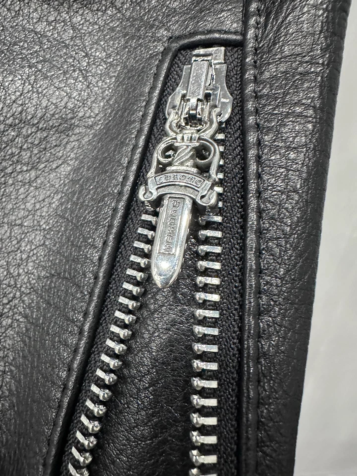 Основная молния куртки Chrome Hearts с серебряным пуллером