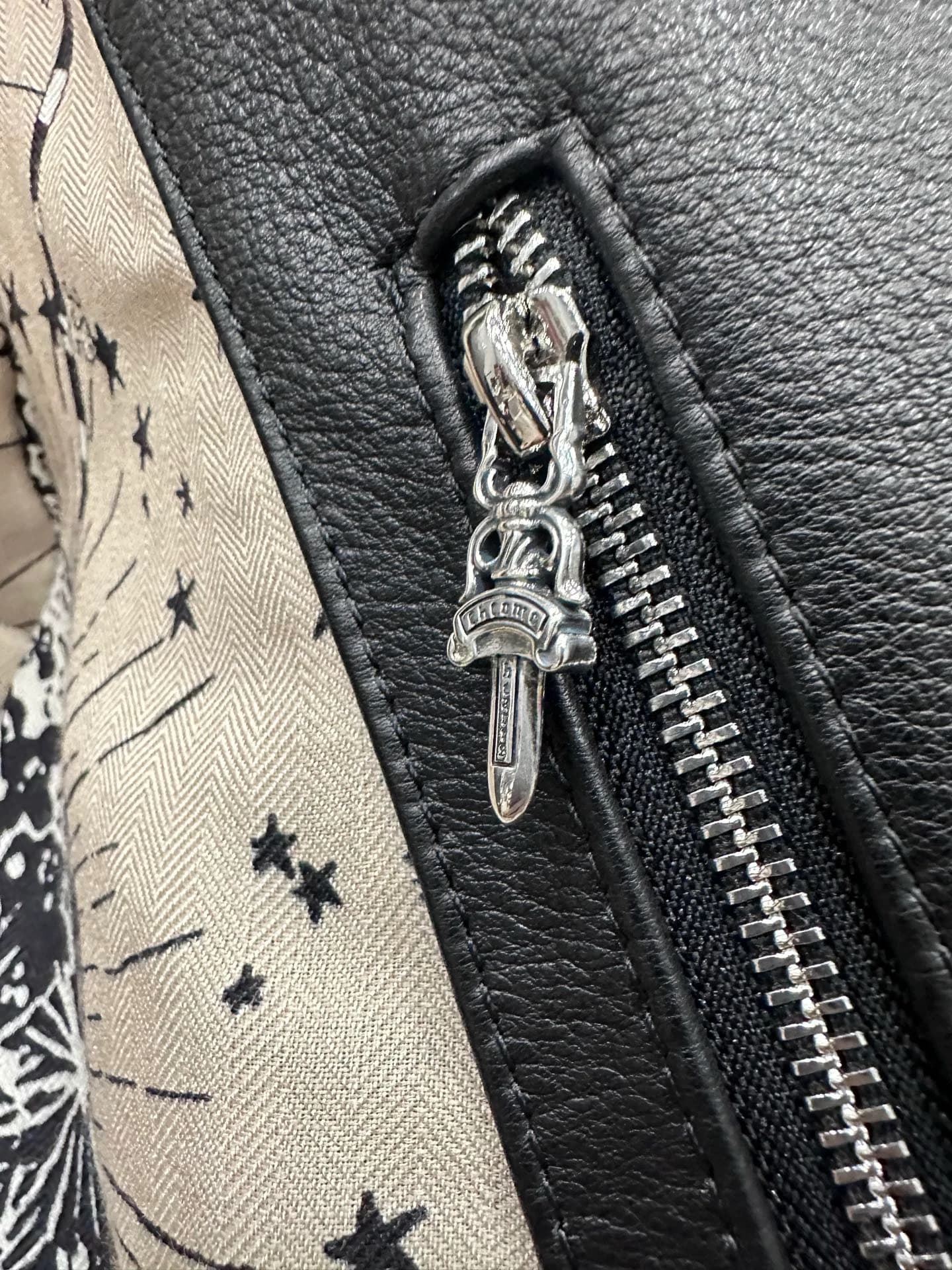Внутренний карман на молнии куртки Chrome Hearts
