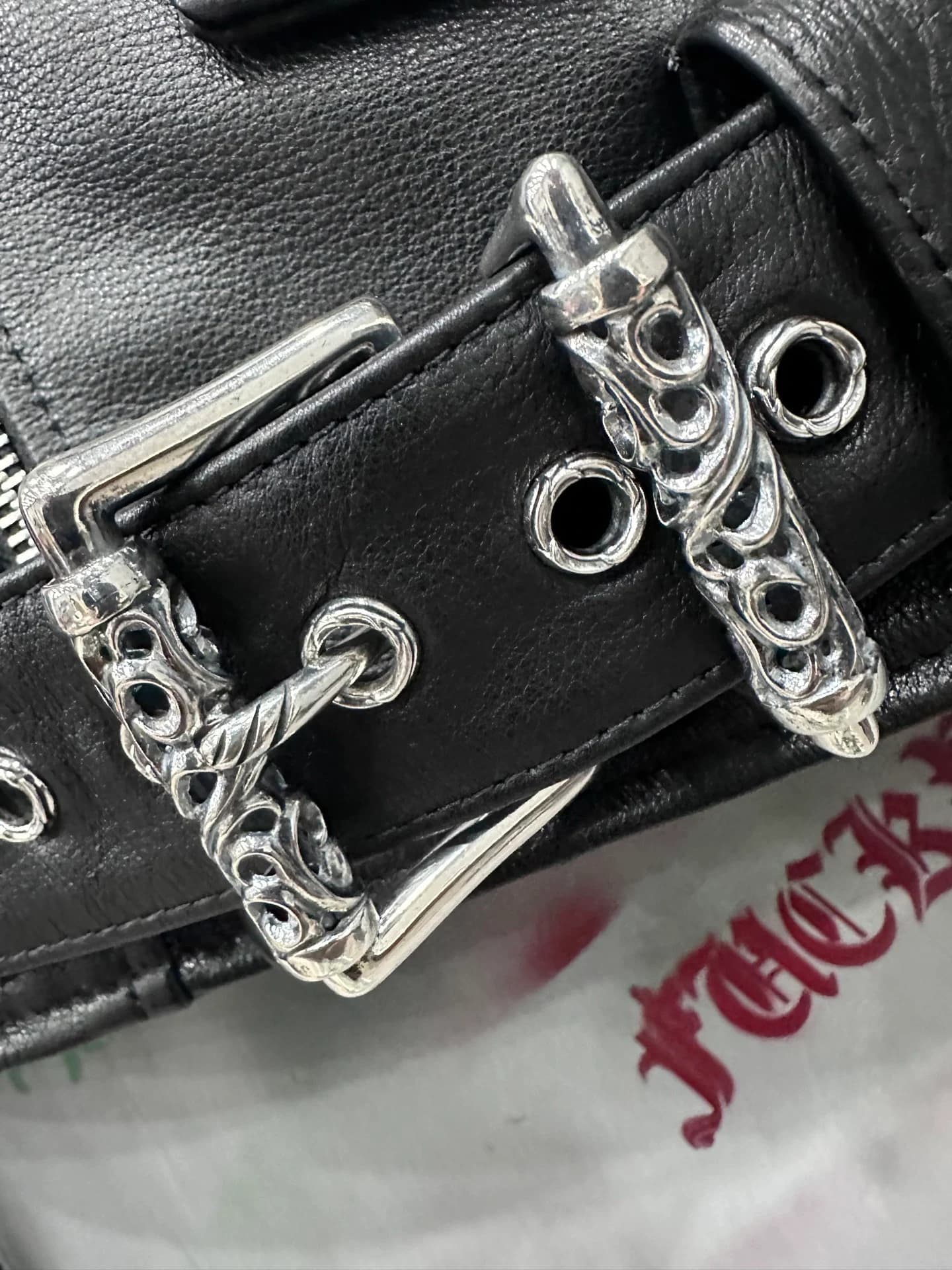 Серебряная пряжка ремня Chrome Hearts с гравировкой