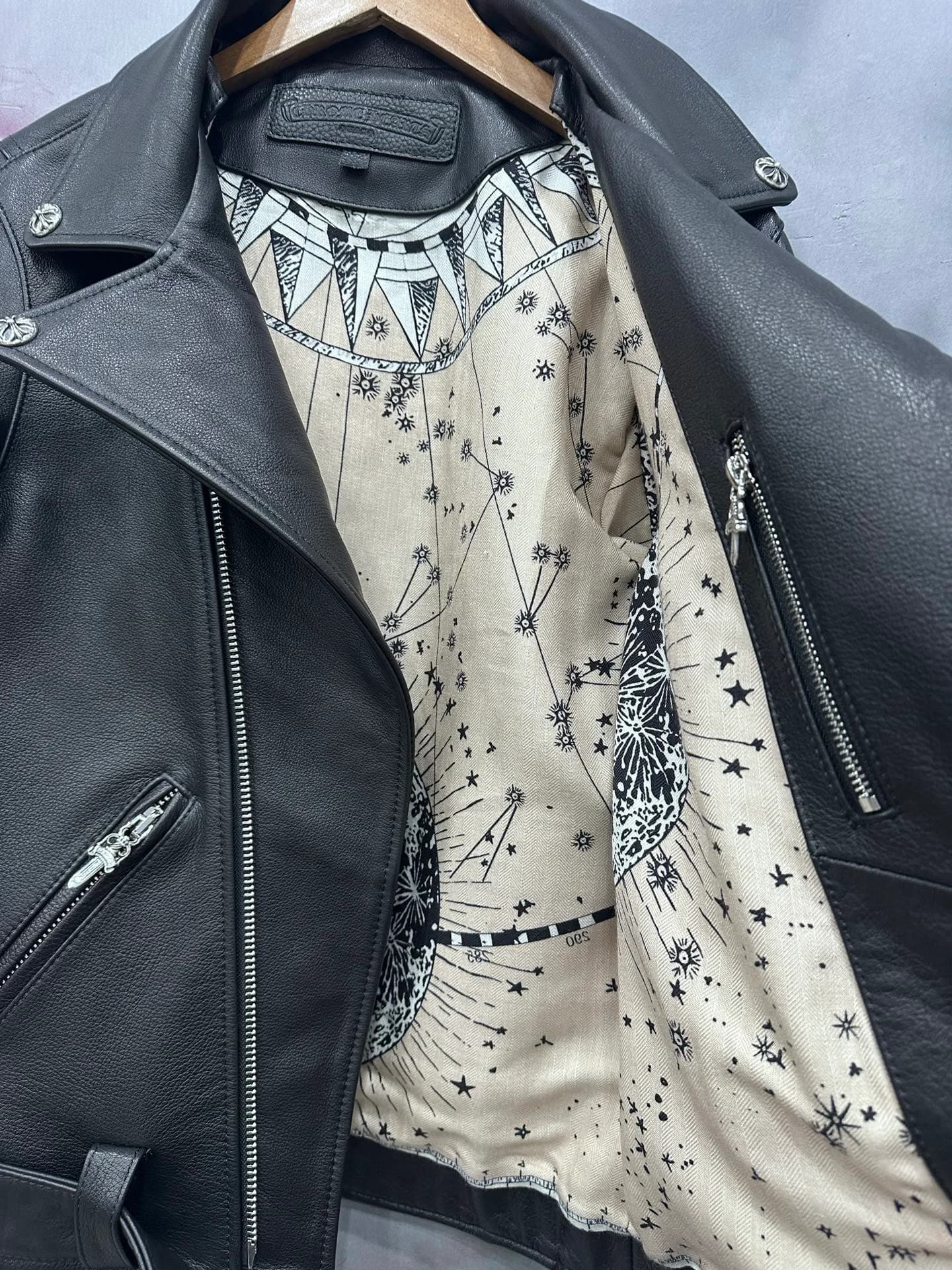Внутренняя часть куртки Chrome Hearts с черно-белой подкладкой