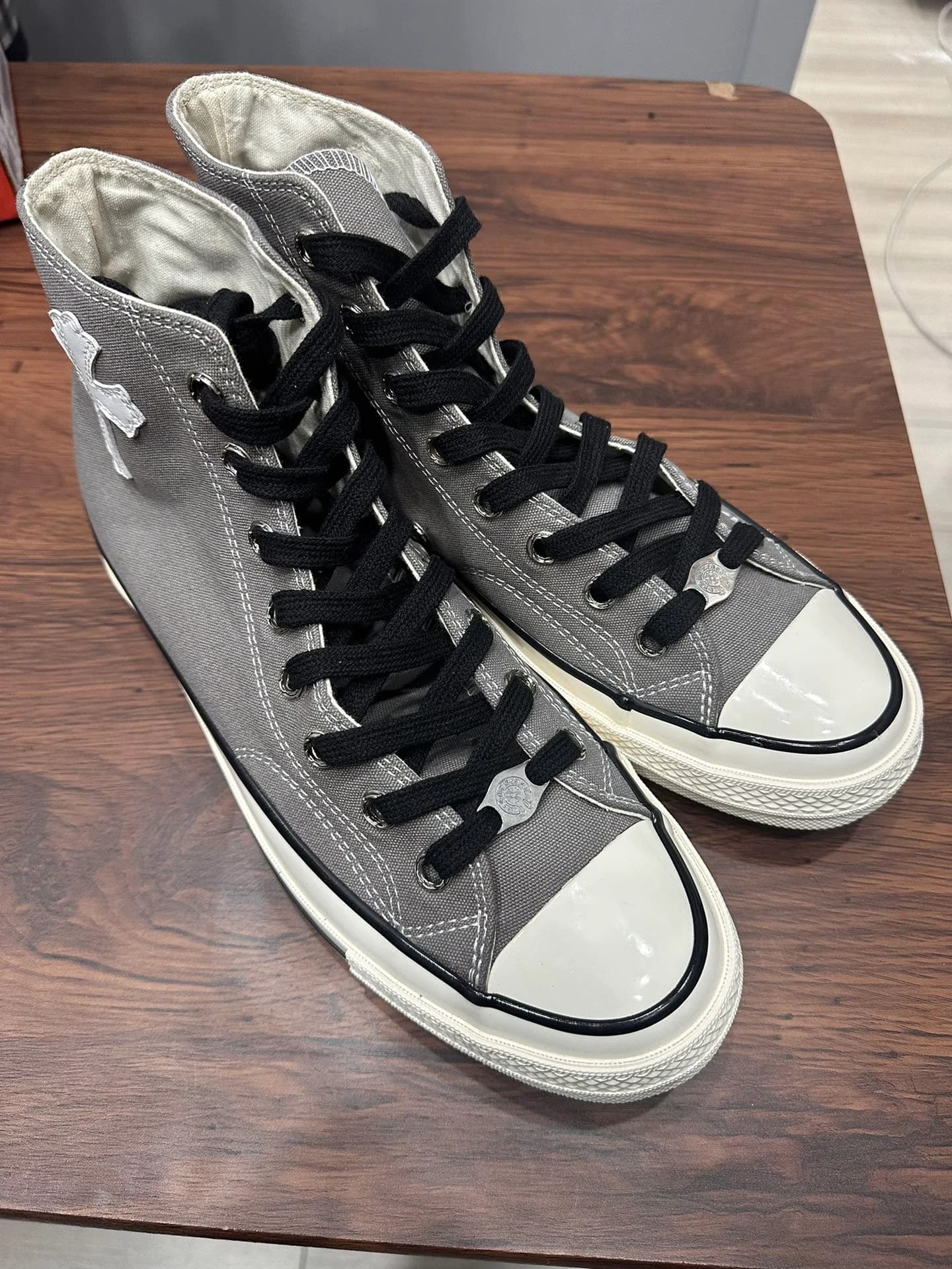 Серые высокие кеды Chrome Hearts x Converse Chuck 70, вид сбоку