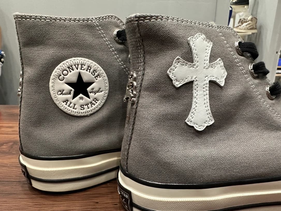 Деталь боковой панели кед Chrome Hearts x Converse Chuck 70 с кожаным крестом
