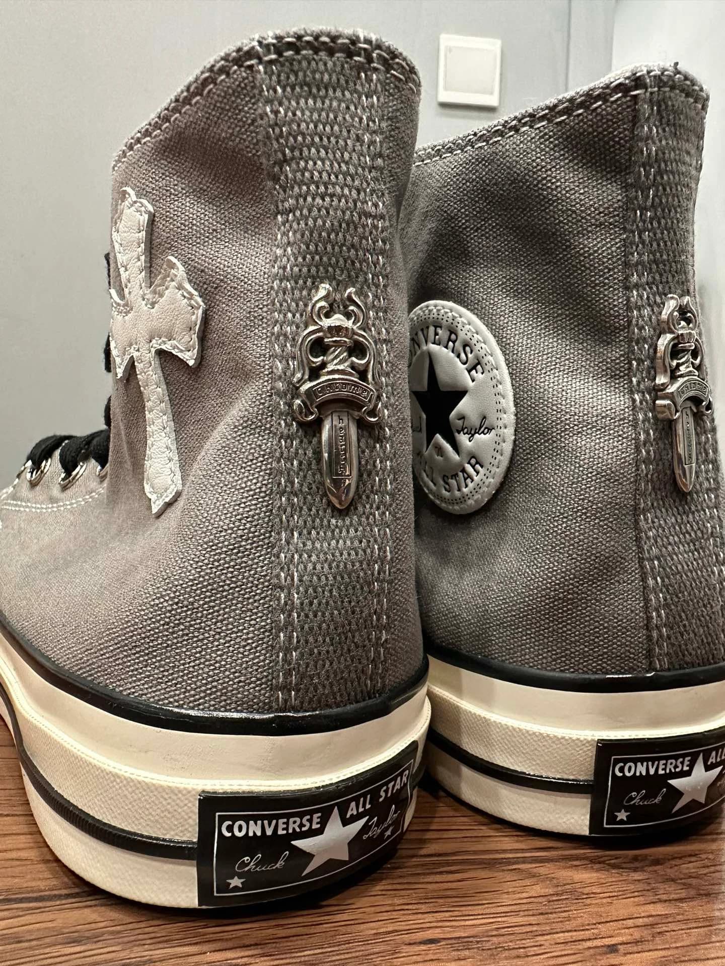 Задняя часть кед Chrome Hearts x Converse Chuck 70 с серебряным декором в виде кинжала