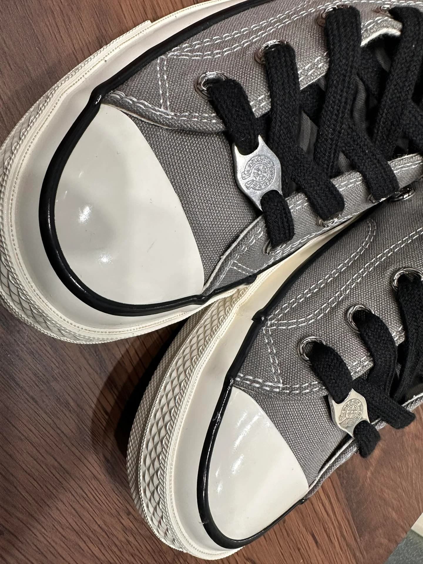 Крупный план мыска и серебряного дюбре на кедах Chrome Hearts x Converse Chuck 70