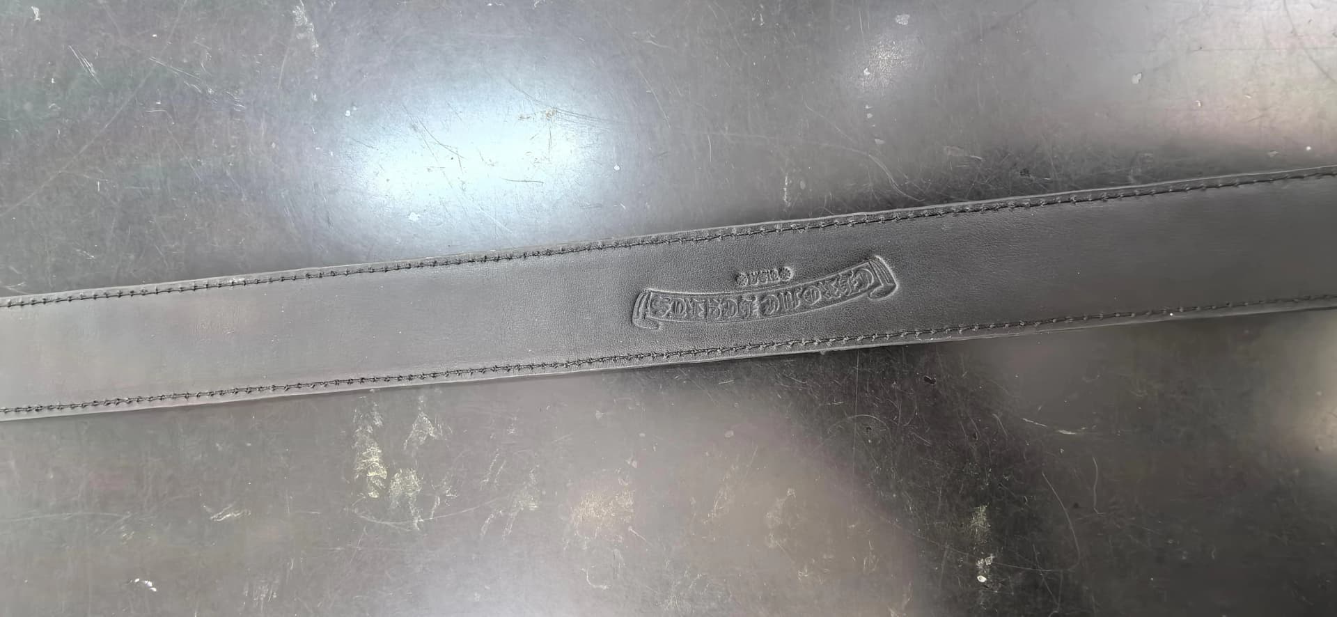 Тиснение фирменного логотипа Chrome Hearts на внутренней стороне ремня
