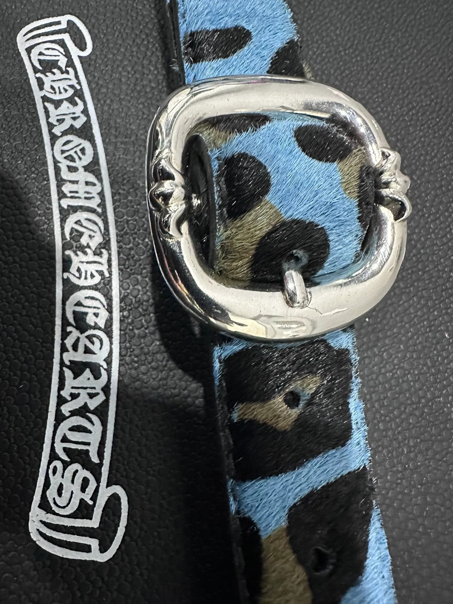 Овальная металлическая пряжка ремня Chrome Hearts крупным планом