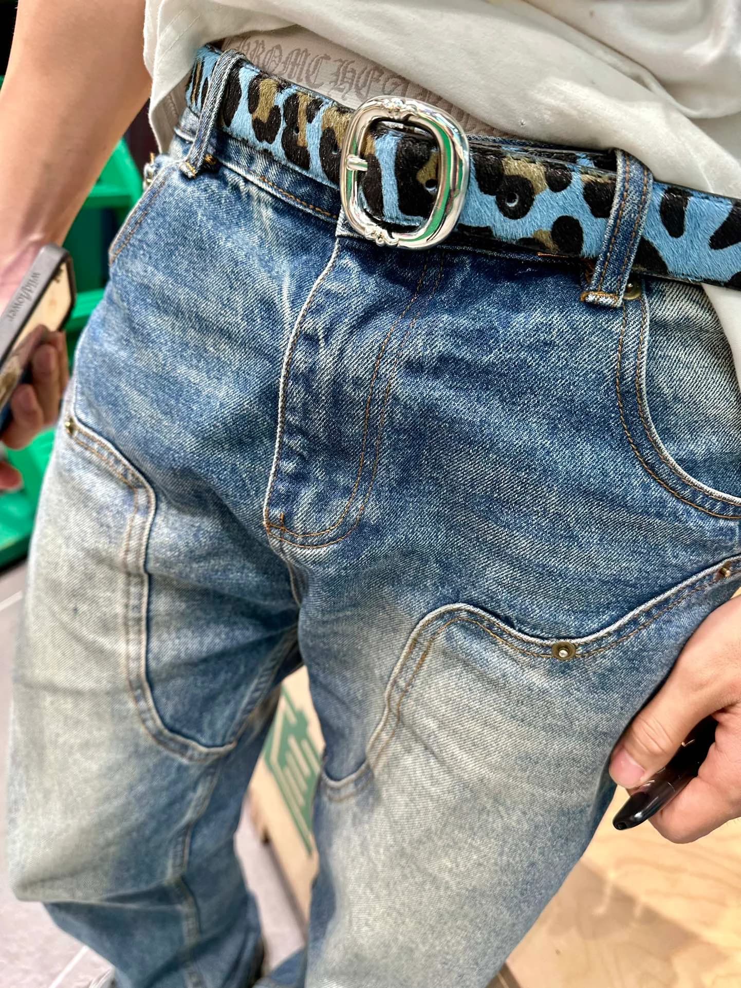 Ремень Chrome Hearts с леопардовым узором на джинсах