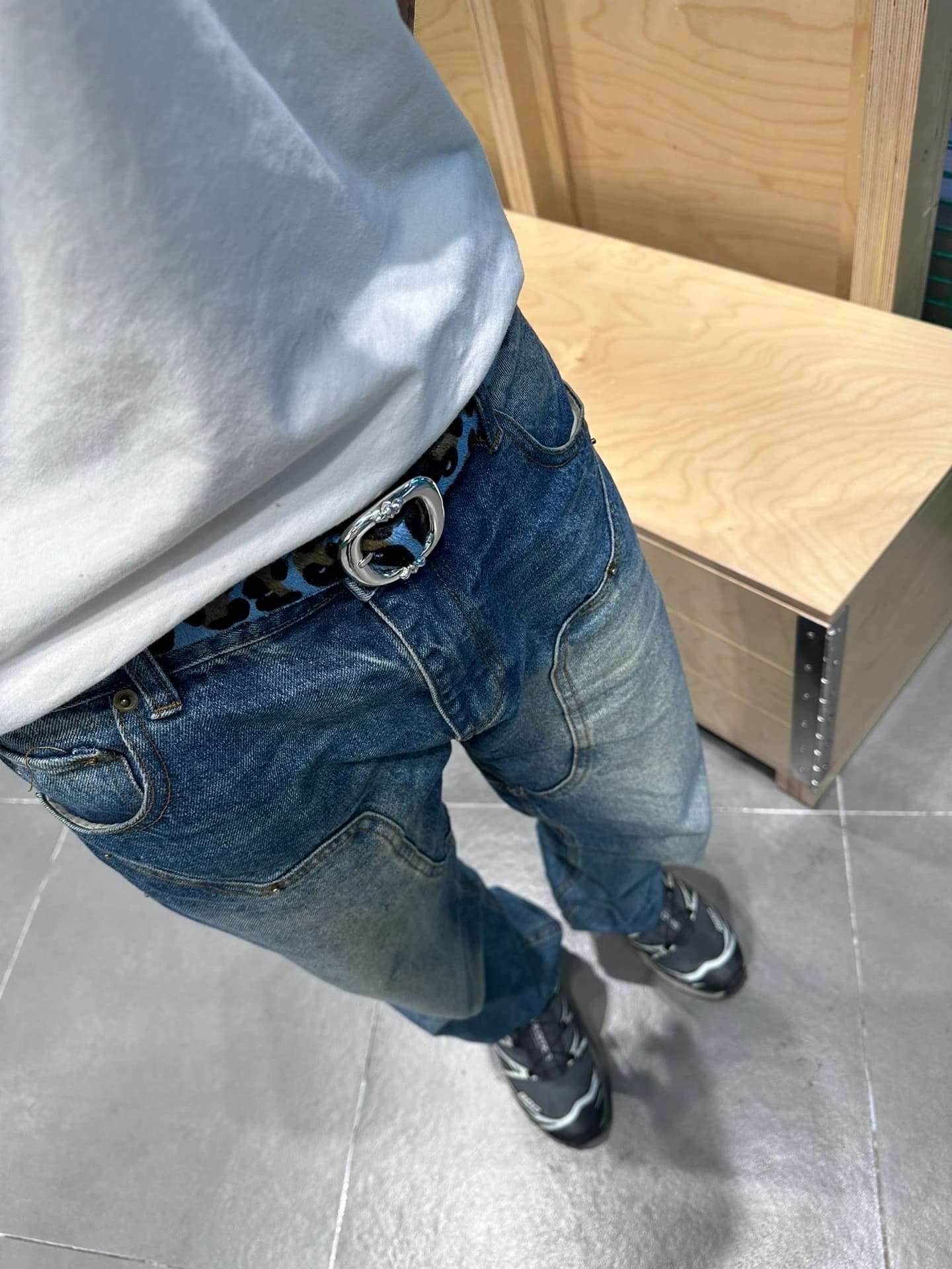 Вид ремня Chrome Hearts в образе с джинсами сверху