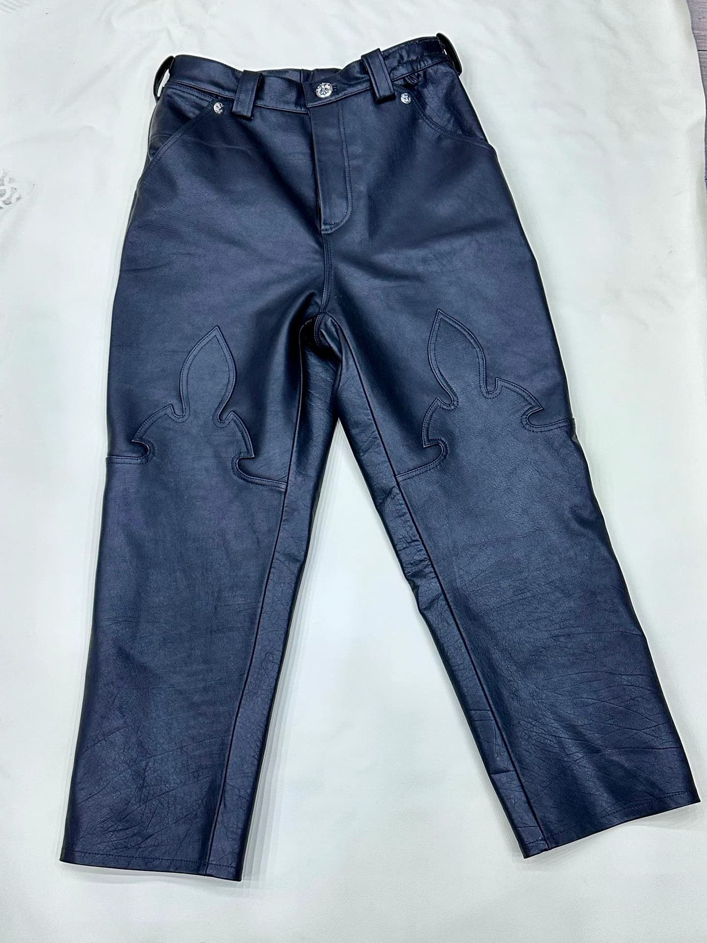 Черные кожаные брюки-карго Chrome Hearts, вид спереди