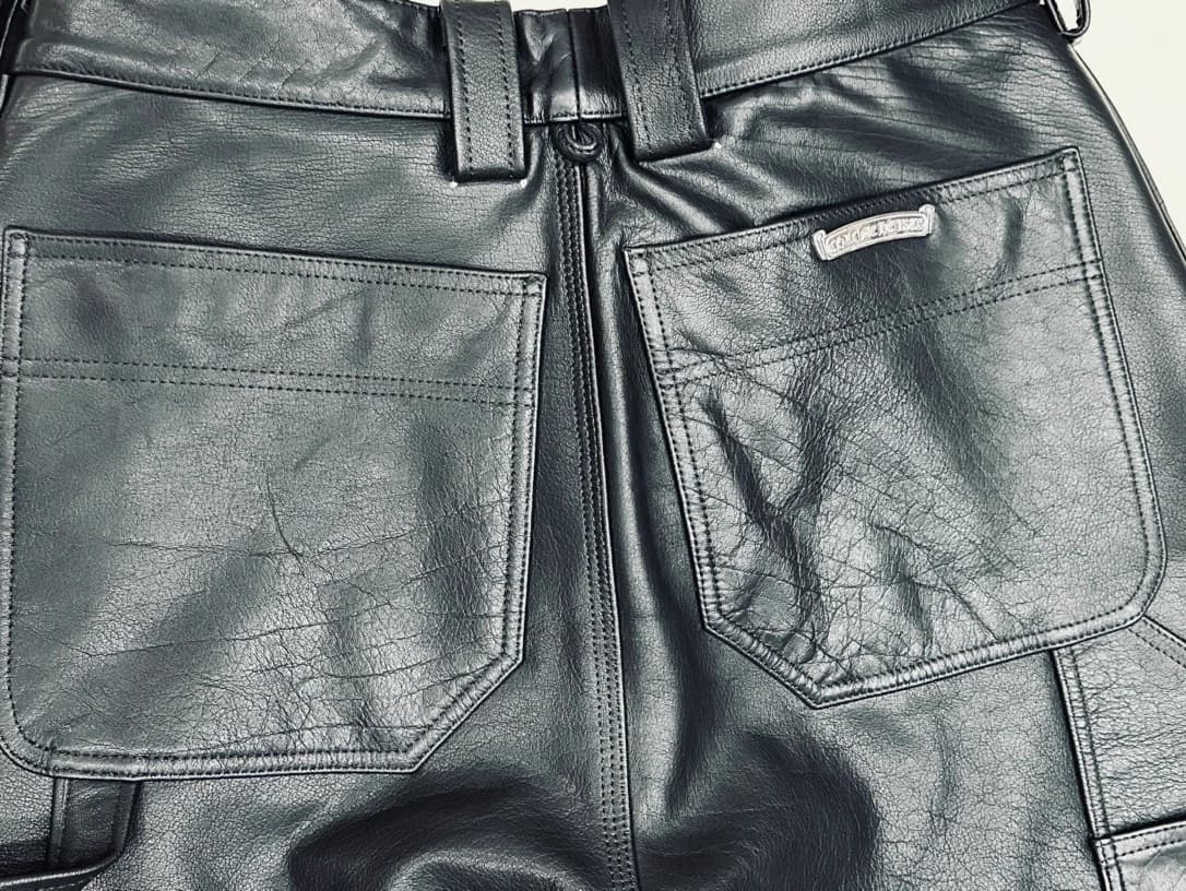 Задние карманы кожаных брюк Chrome Hearts
