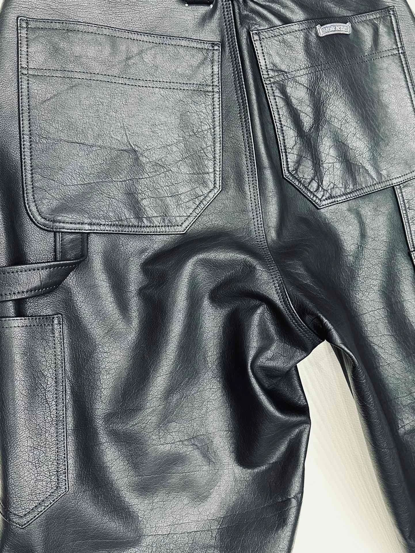 Задняя часть кожаных брюк Chrome Hearts с карманами