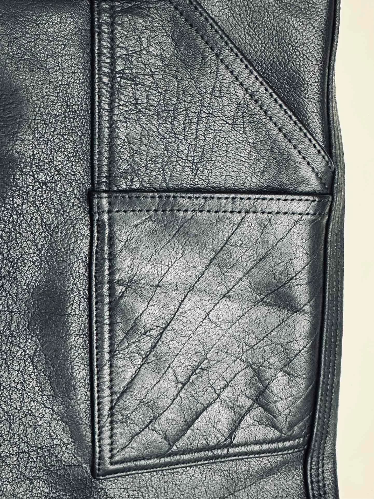 Боковой накладной карман на кожаных брюках Chrome Hearts