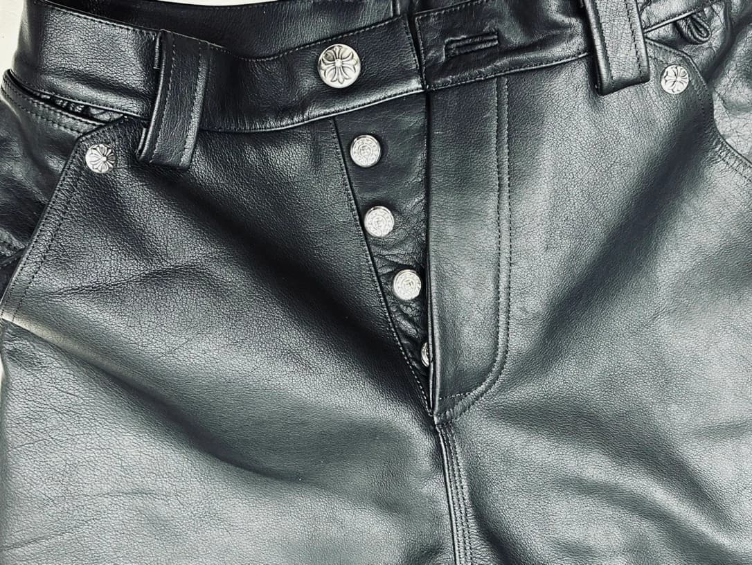 Застежка на болтах кожаных брюк Chrome Hearts