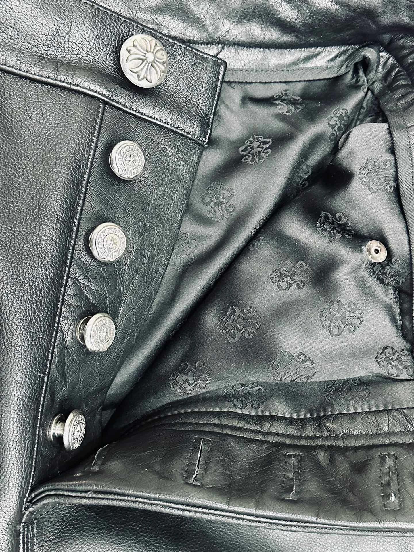 Внутренняя подкладка с монограммами и пуговицы брюк Chrome Hearts