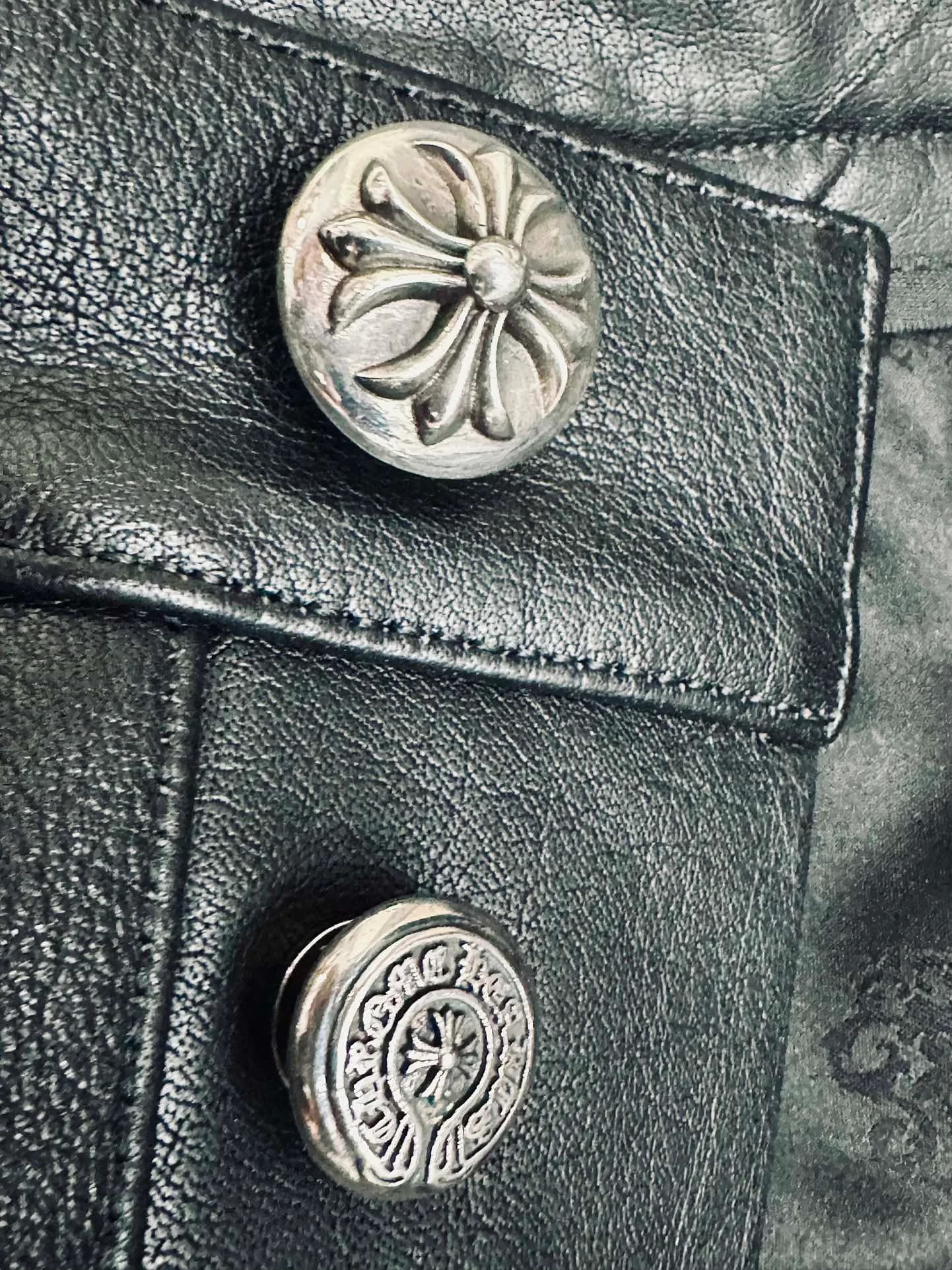 Деталь серебряной пуговицы с гравировкой Chrome Hearts