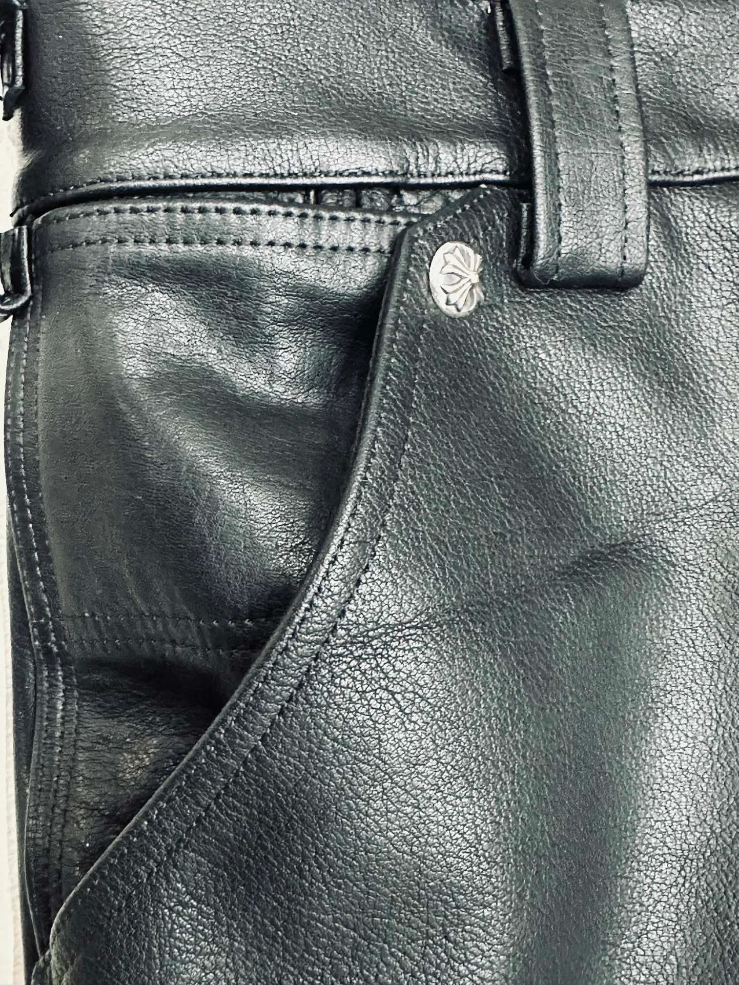Карман и заклепка на кожаных брюках Chrome Hearts