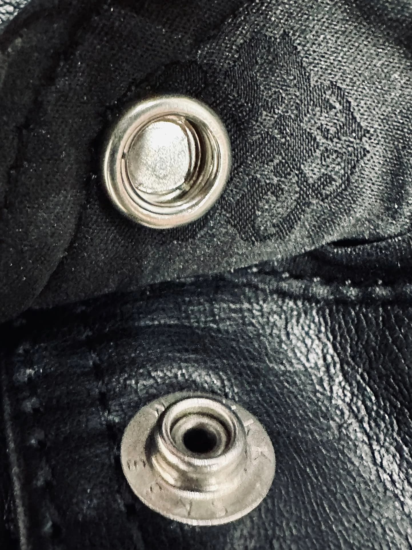 Деталь внутренней кнопки и подкладки брюк Chrome Hearts