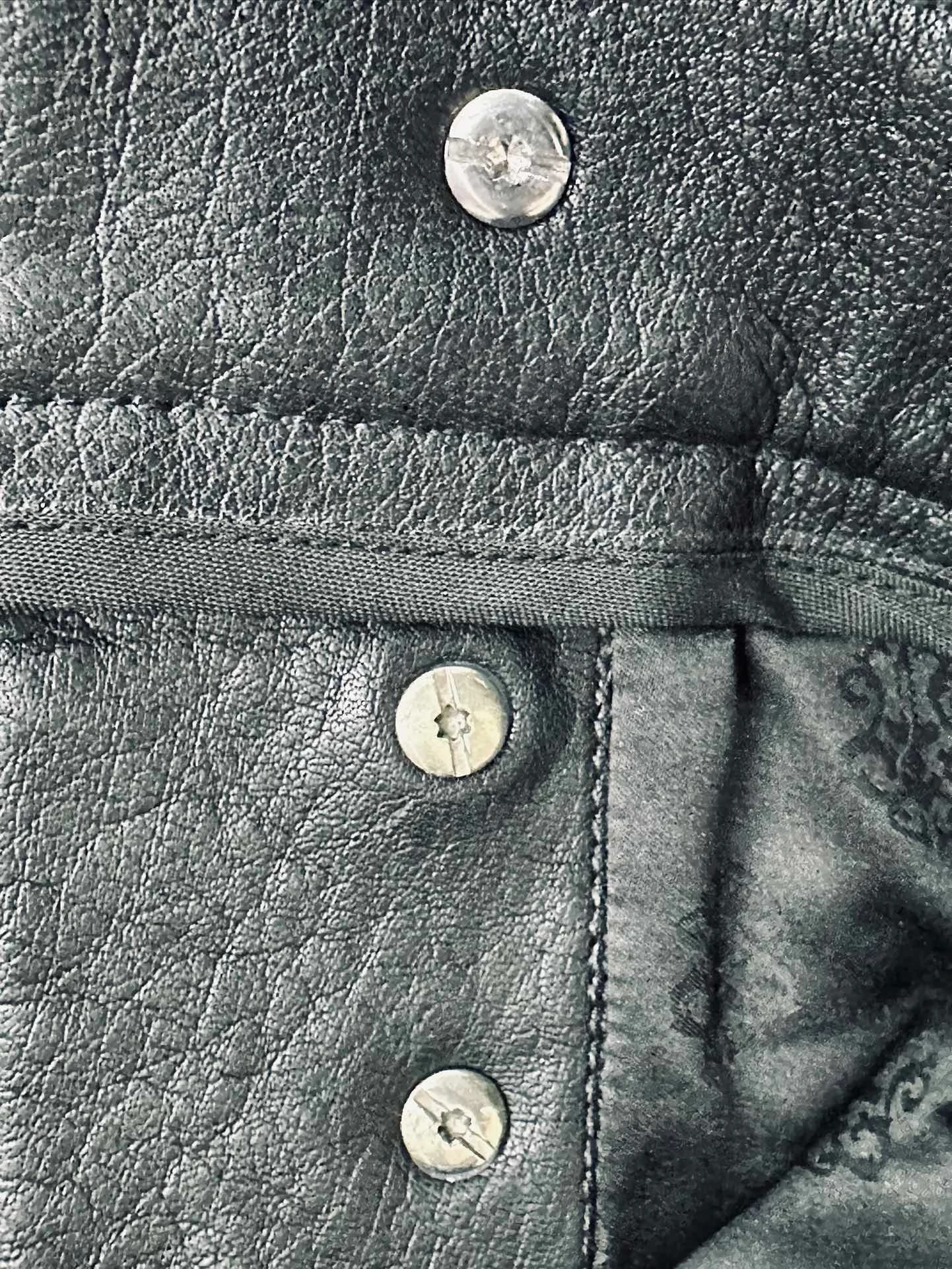 Внутренние пуговицы и текстура кожи брюк Chrome Hearts