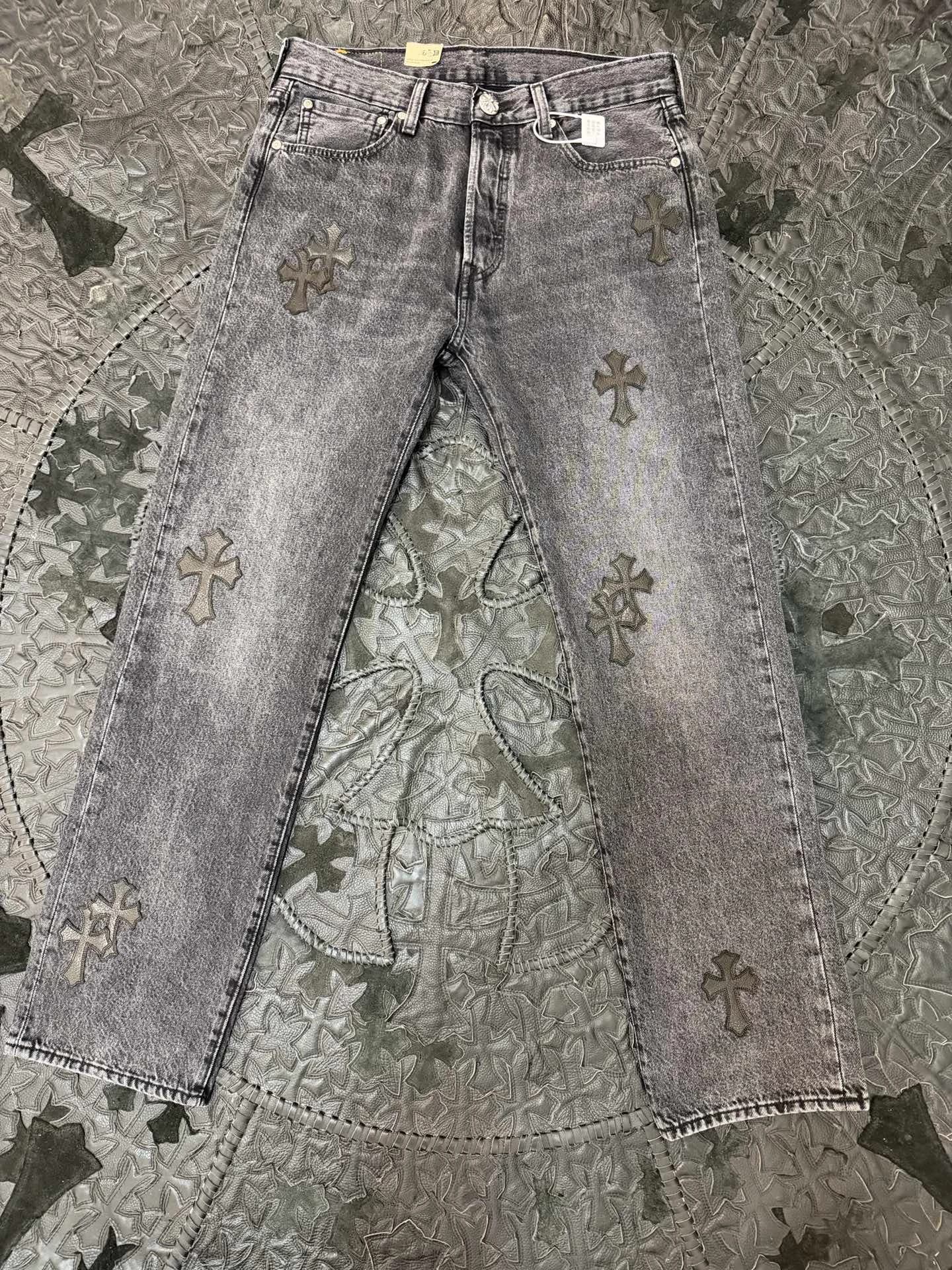 Серо-черные джинсы Chrome Hearts x Levi's 501 спереди