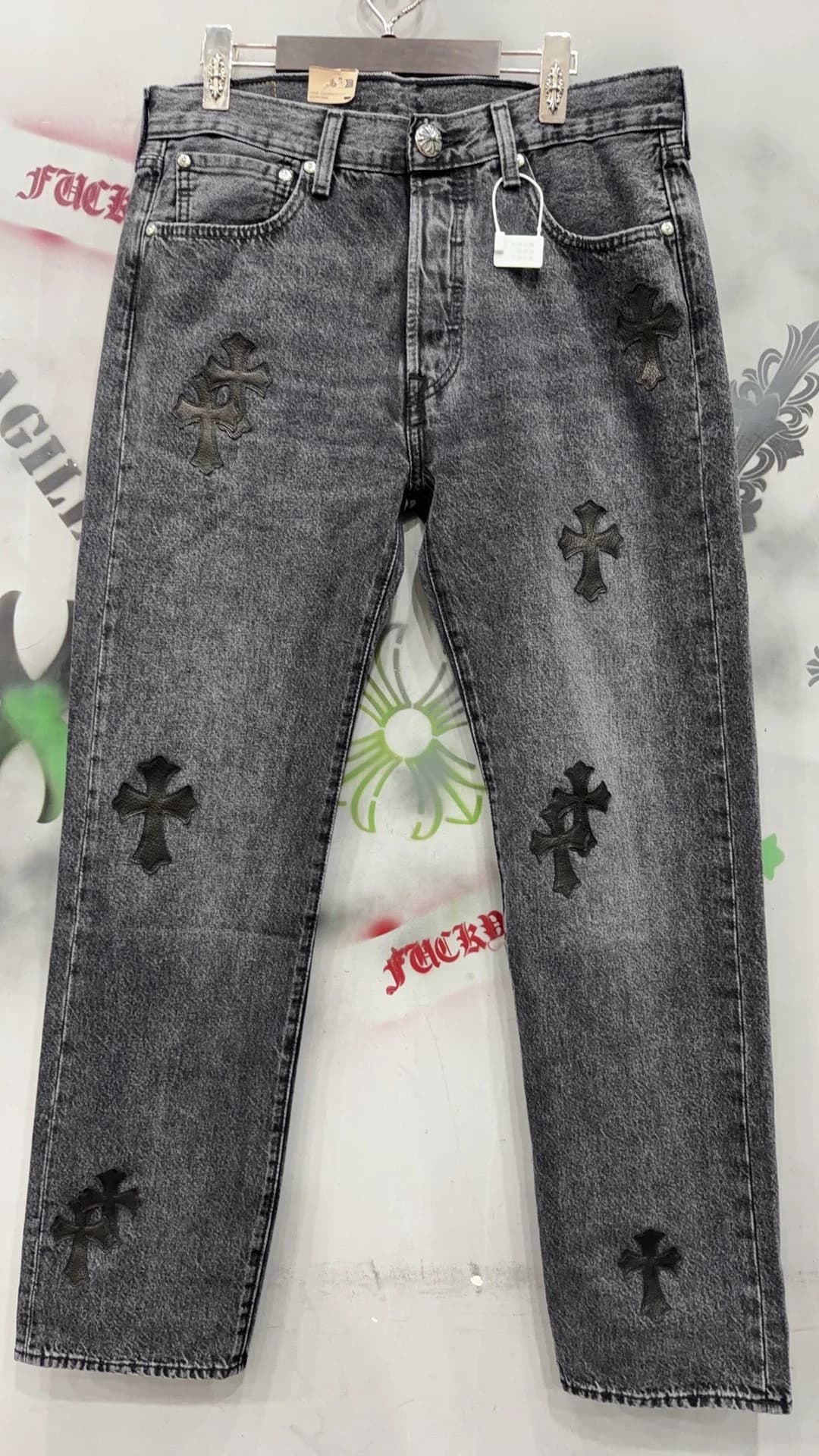 Джинсы Chrome Hearts x Levi's 501 на вешалке, вид спереди