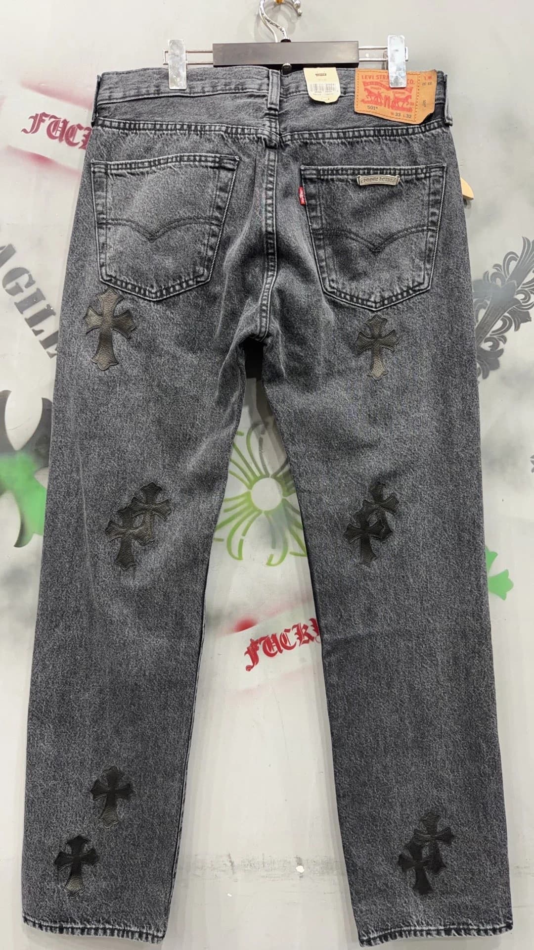 Джинсы Chrome Hearts x Levi's 501 на вешалке, вид сзади