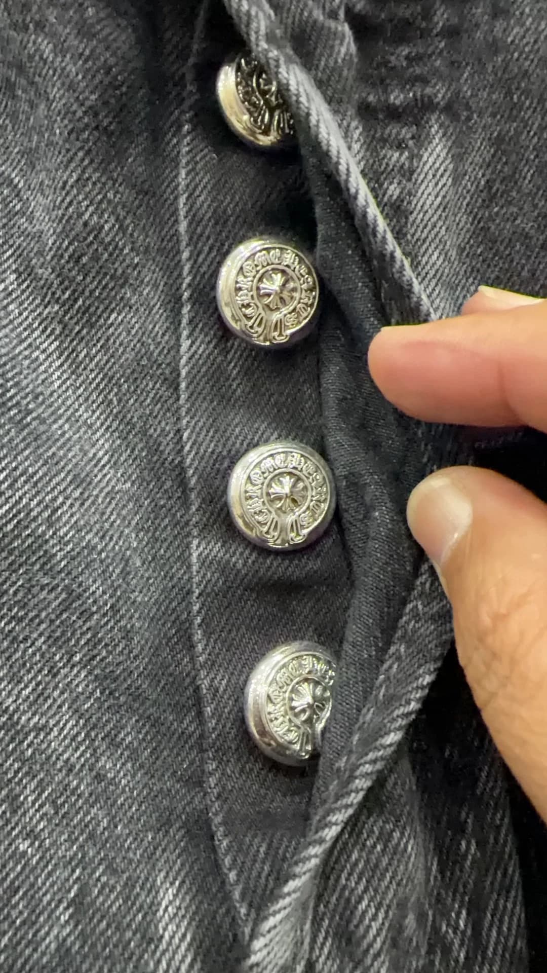 Пуговицы на ширинке джинсов Chrome Hearts