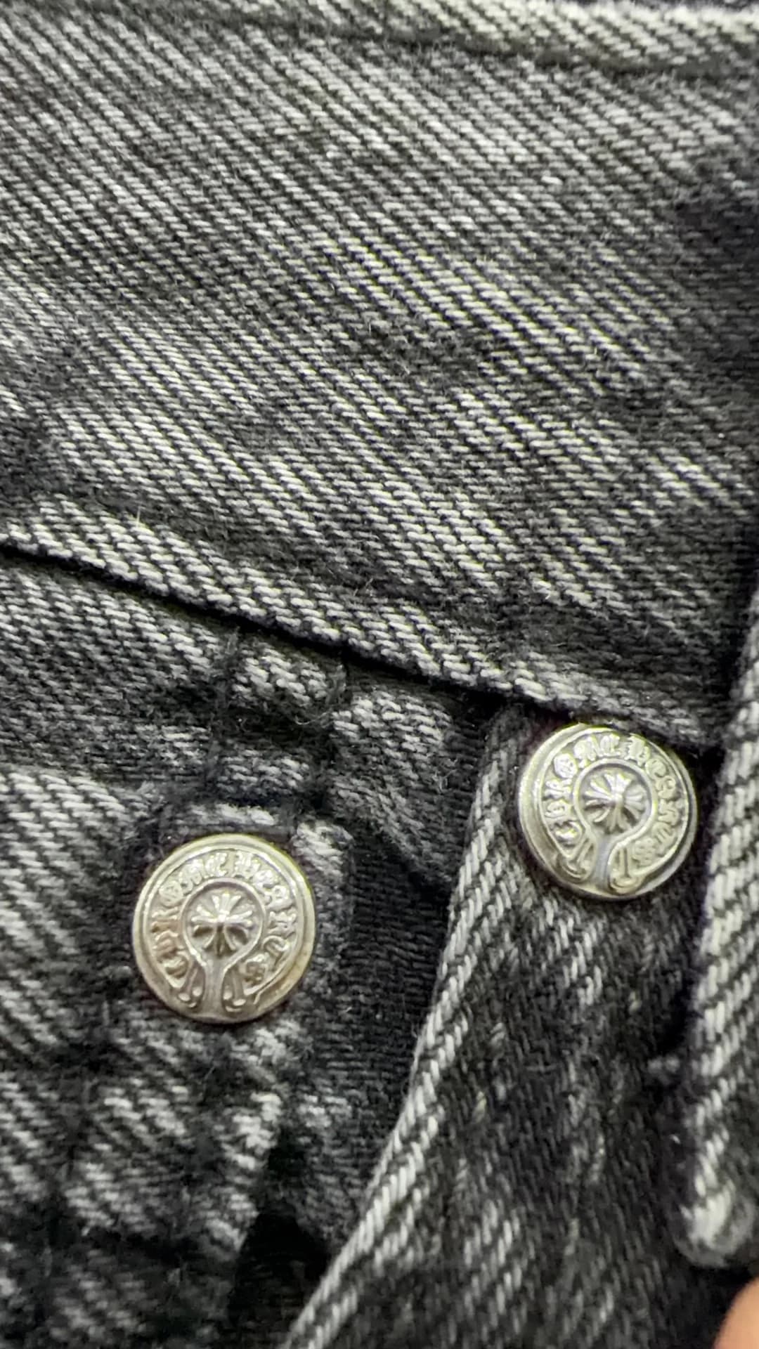 Заклепки с гравировкой Chrome Hearts на ширинке