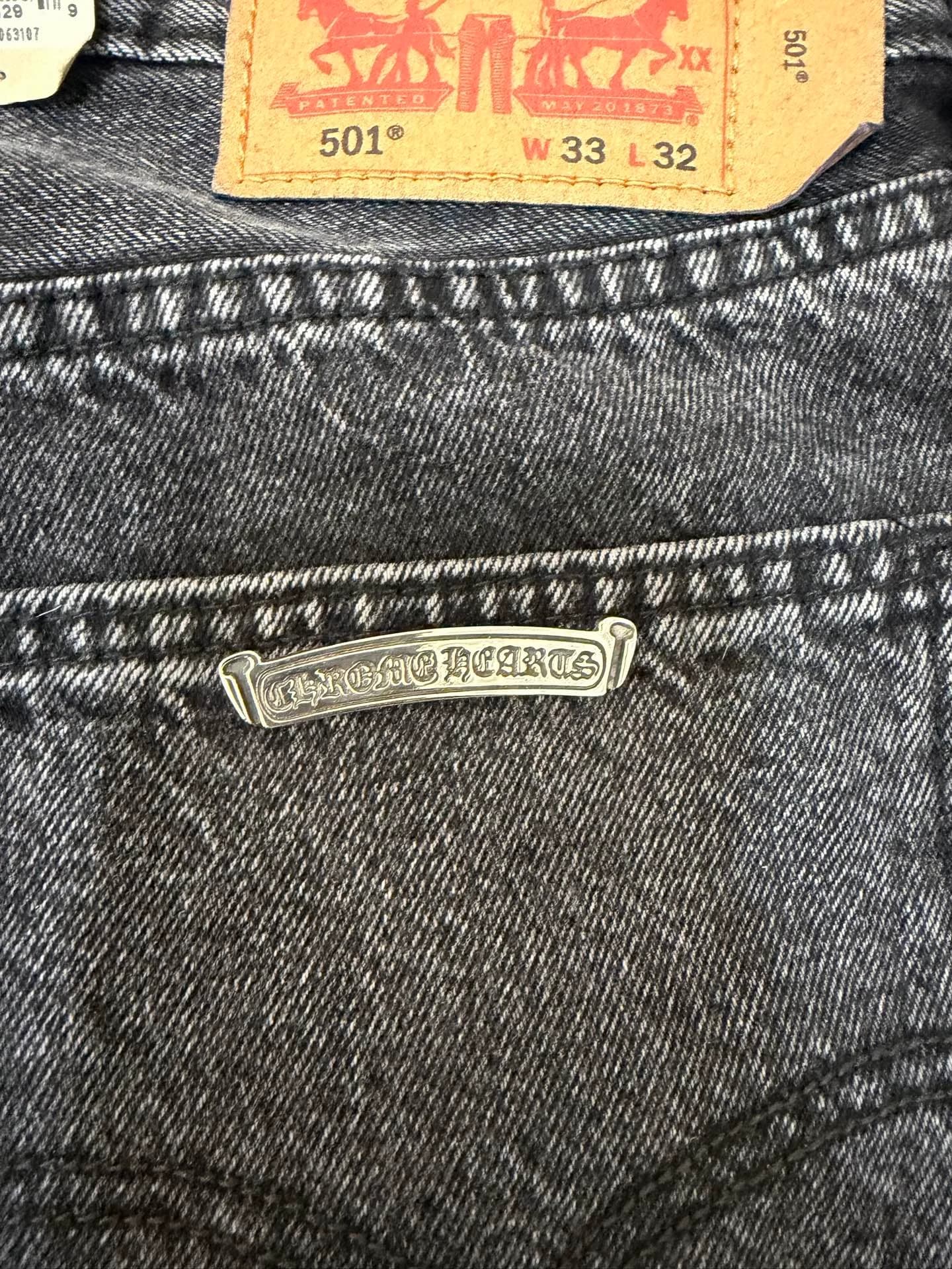 Кожаный патч Levi's 501 и серебряная пластина Chrome Hearts на заднем кармане