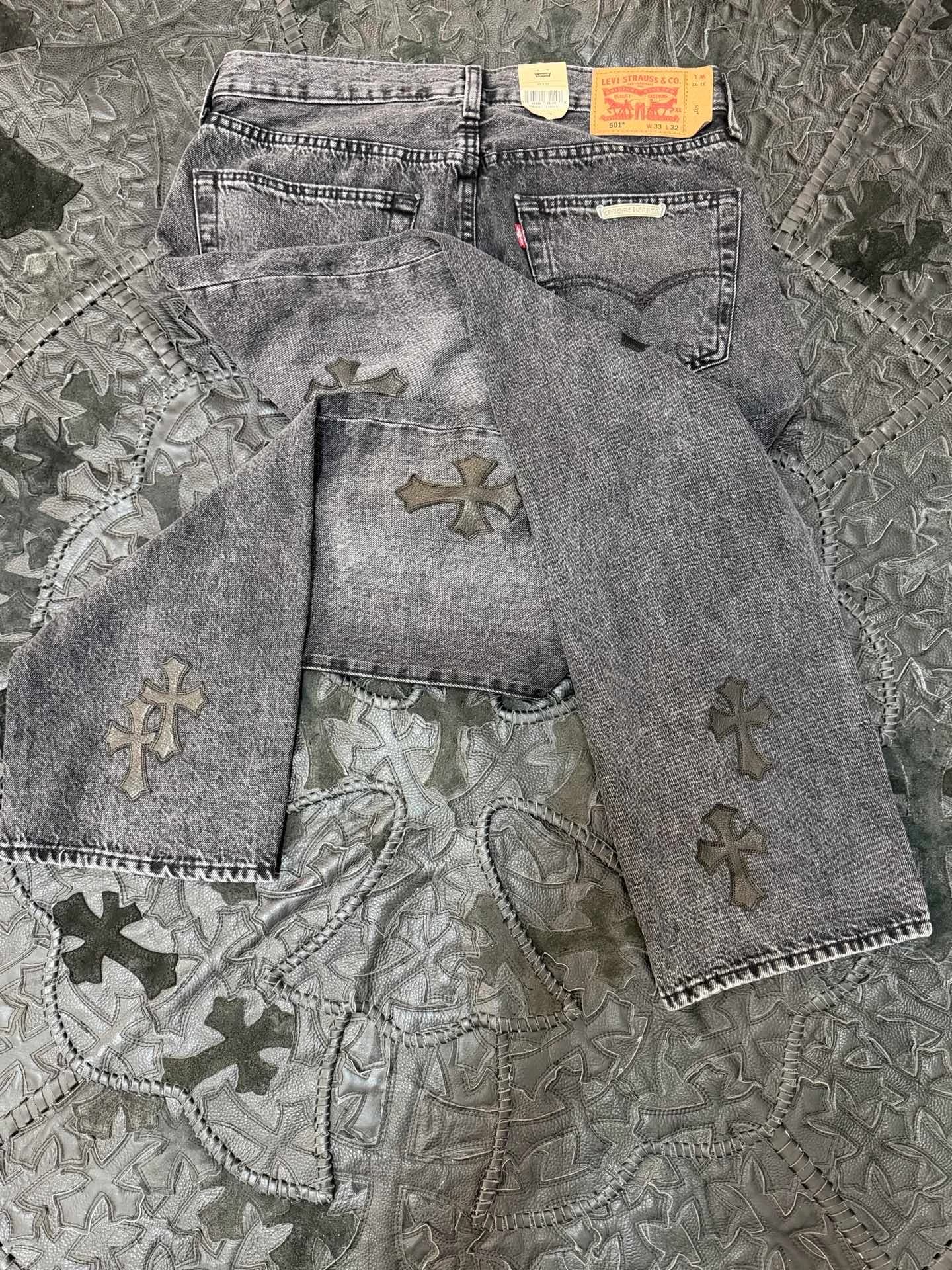 Задняя часть джинсов Chrome Hearts x Levi's 501 с нашивками
