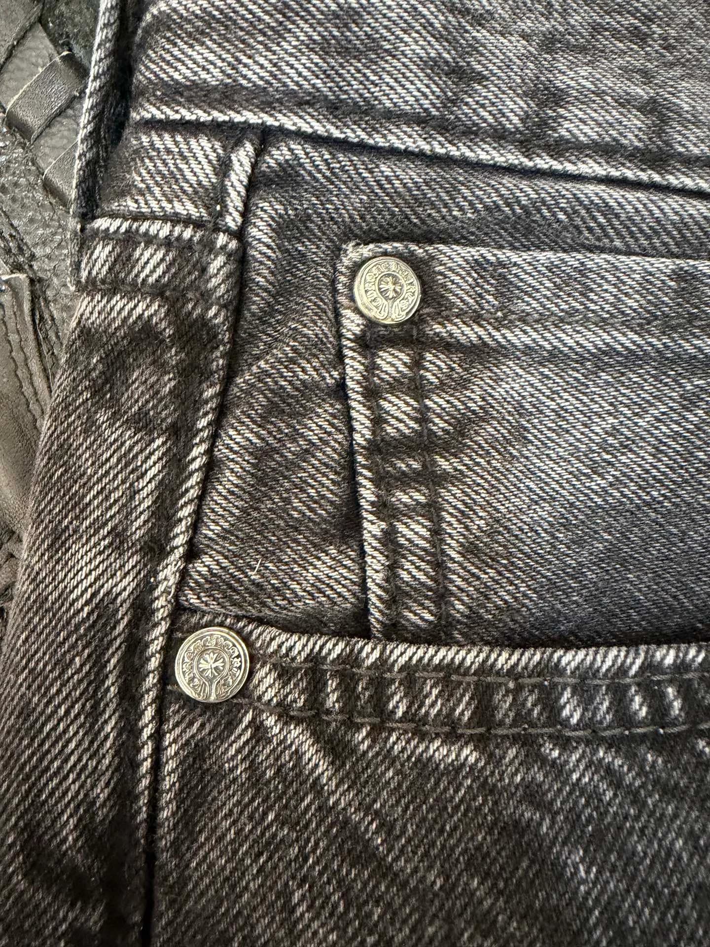 Передний карман джинсов с фирменной заклепкой Chrome Hearts