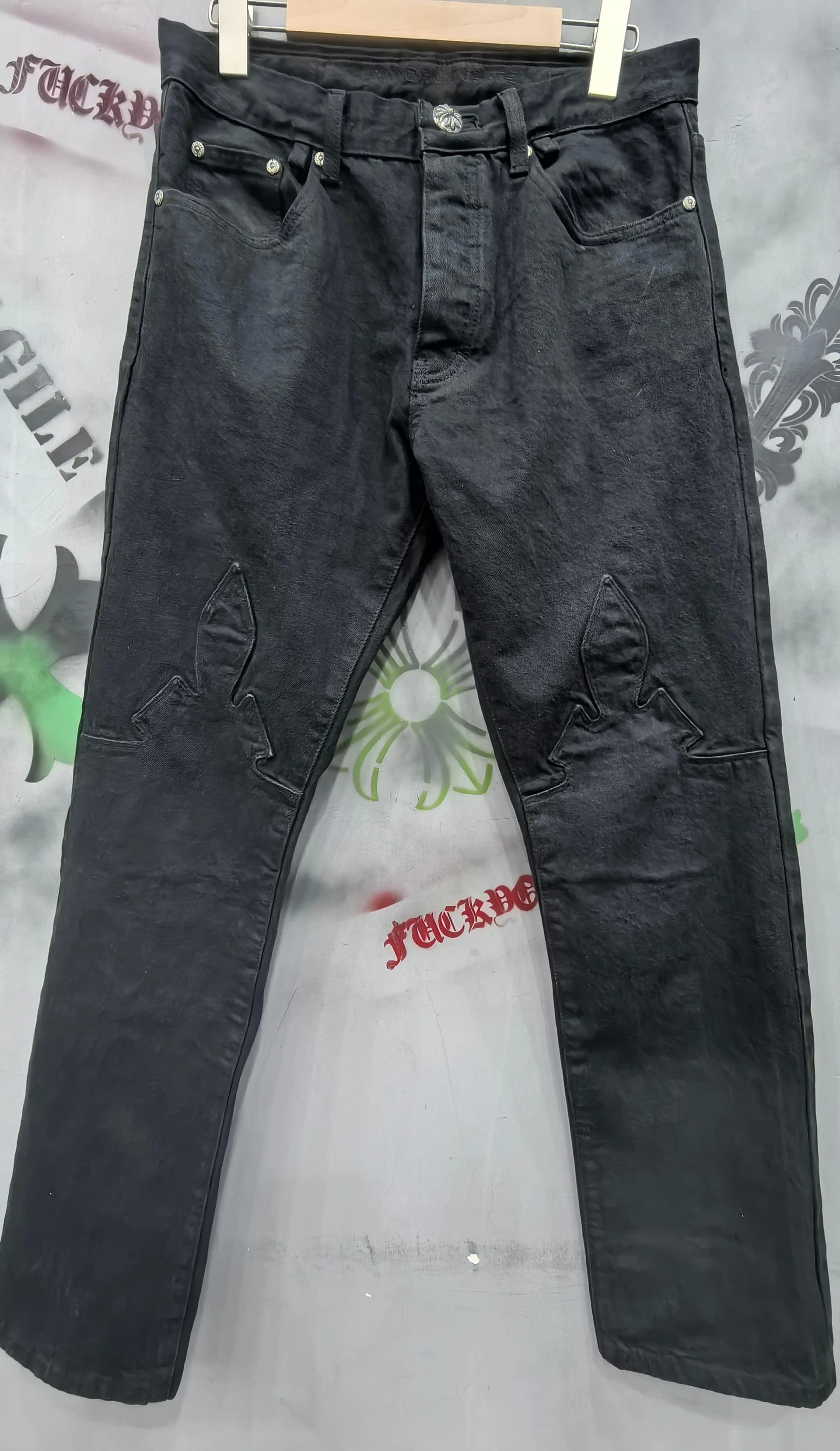 Черные джинсы Chrome Hearts с нашивками, вид спереди