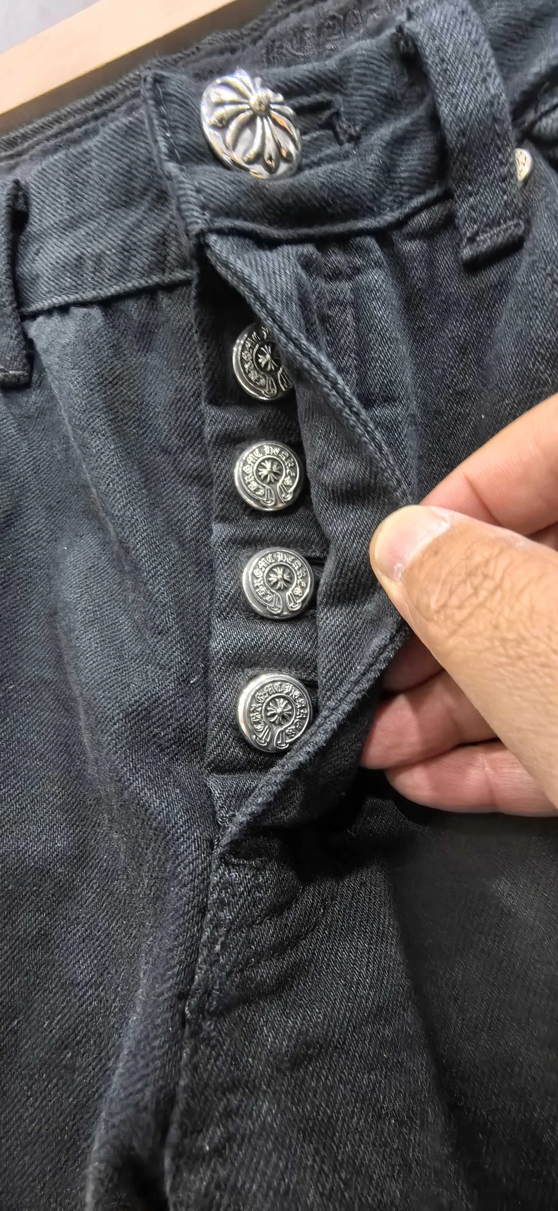 Деталь ширинки на пуговицах-болтах джинсов Chrome Hearts
