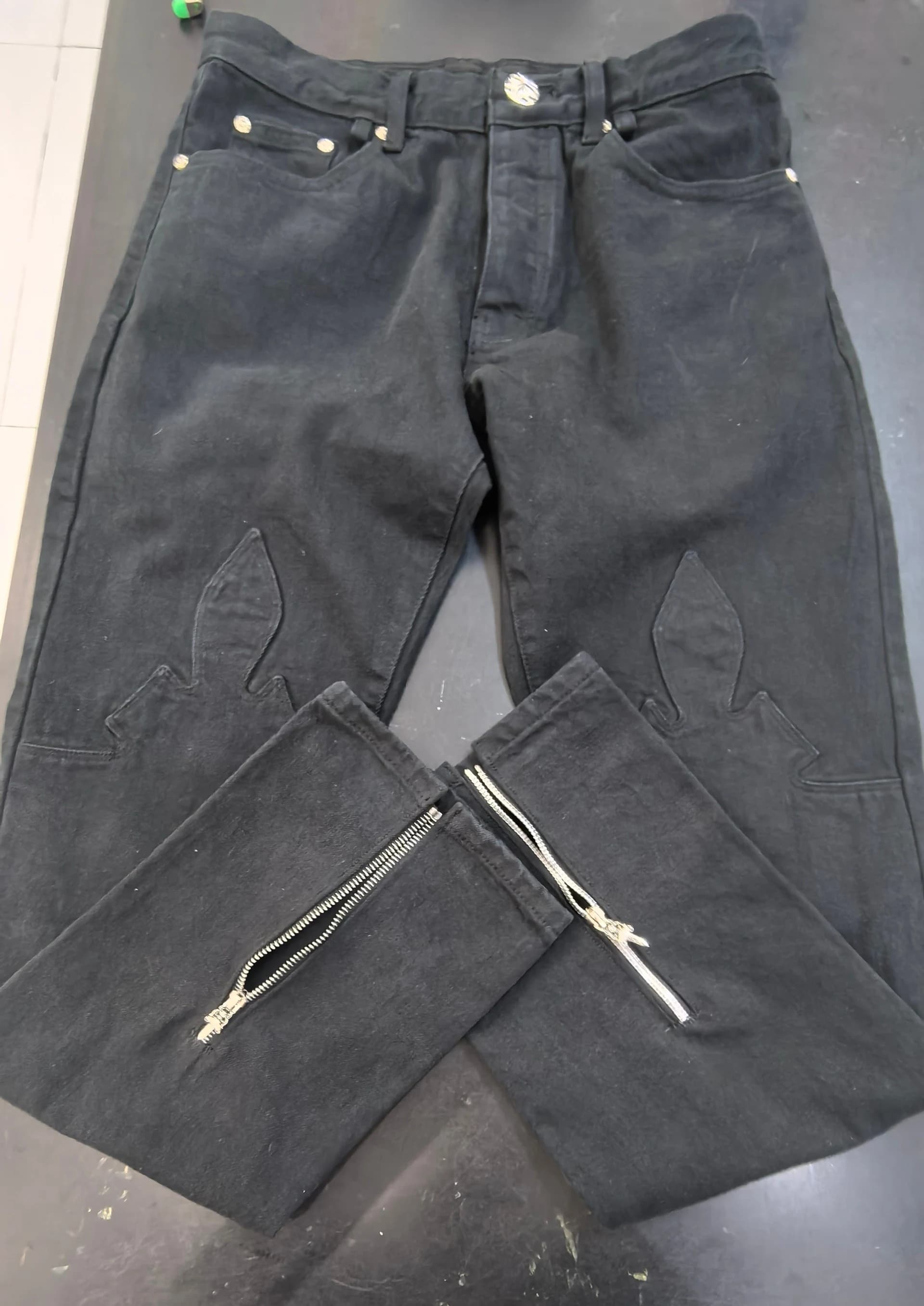 Черные джинсы Chrome Hearts в разложенном виде с расстегнутыми молниями