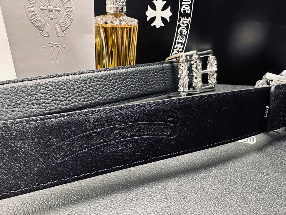 Тиснение с фирменным логотипом Chrome Hearts на внутренней стороне кожаного ремня