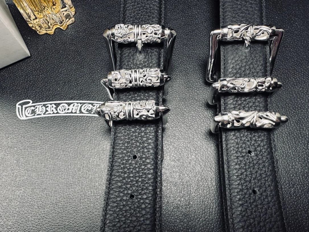 Серебряные пряжки и двойные шлевки на кожаных ремнях Chrome Hearts