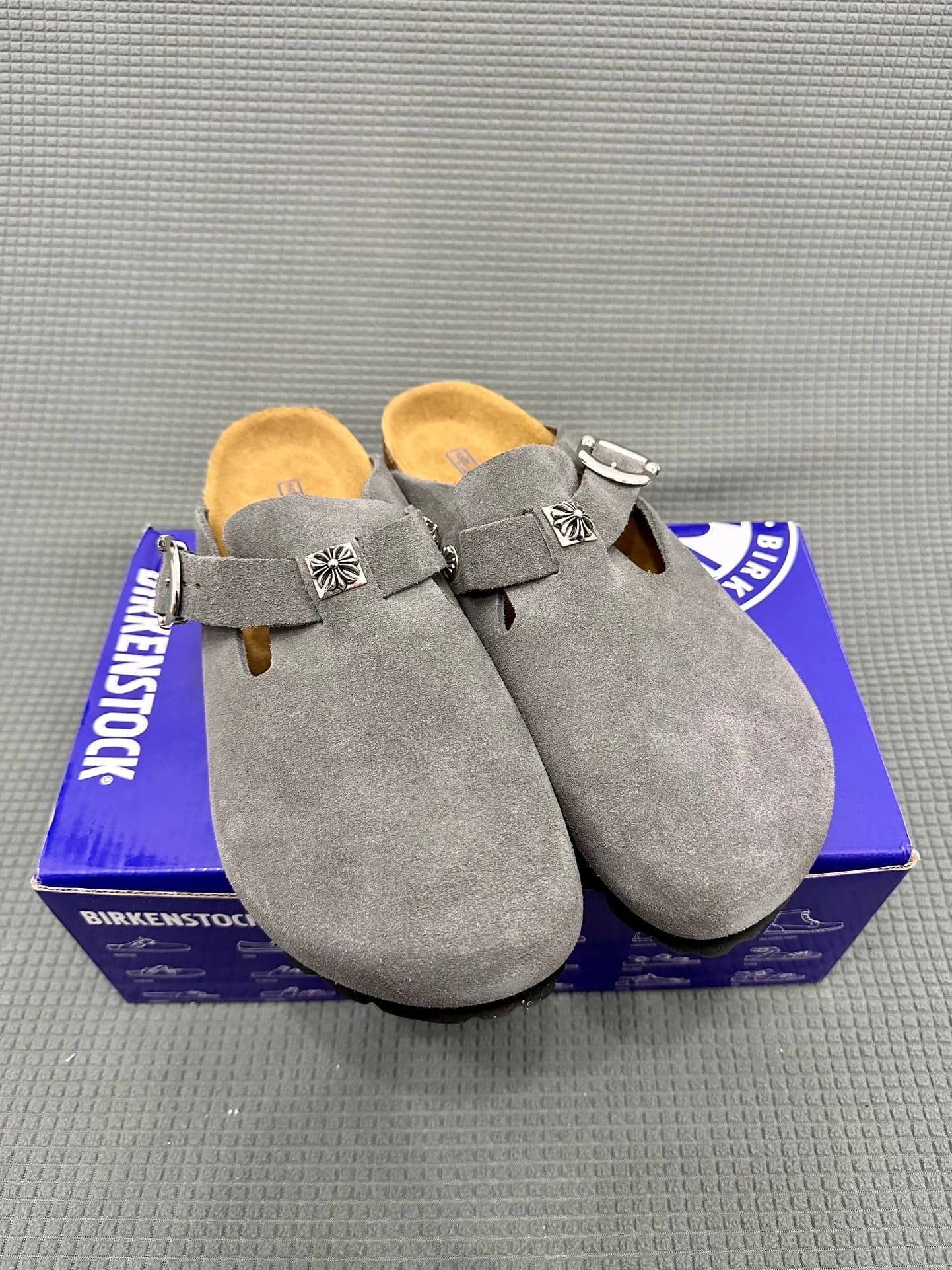 Серые замшевые сабо Chrome Hearts x Birkenstock Boston, вид спереди