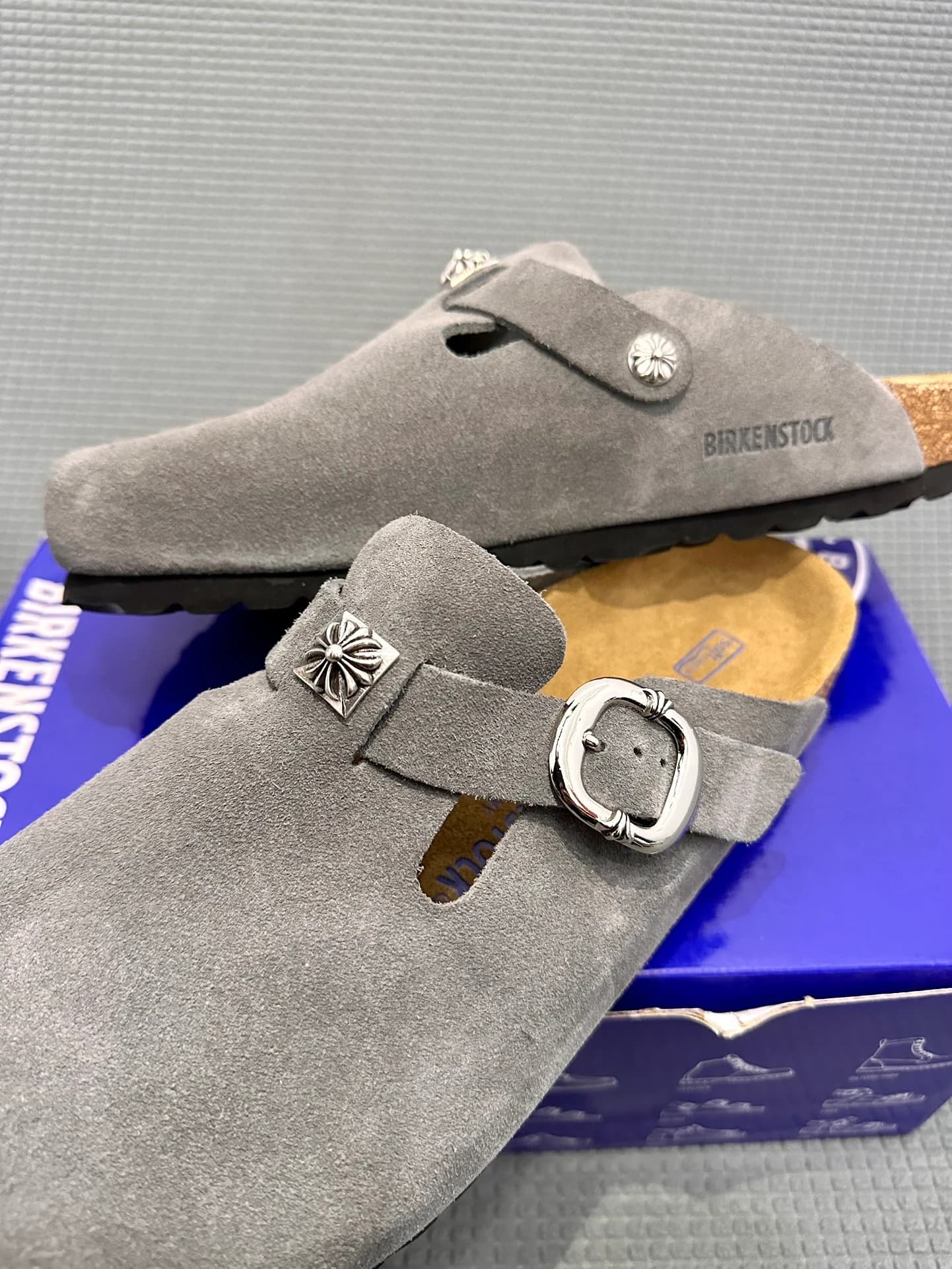 Детали ремешка и серебряной фурнитуры сабо Chrome Hearts x Birkenstock Boston