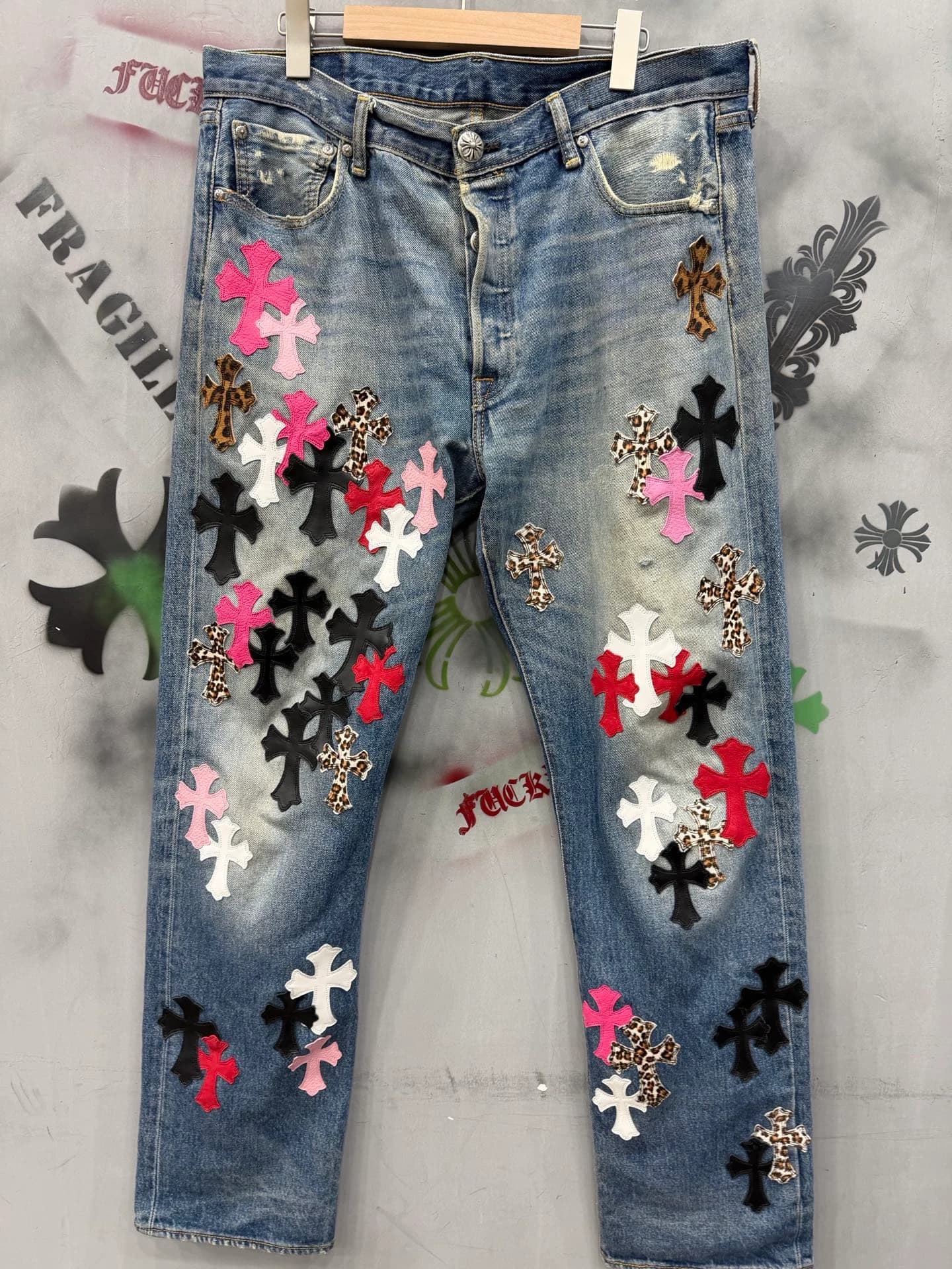 Джинсы Chrome Hearts x Levi's 501 голубого цвета с разноцветными нашивками в виде крестов, вид спереди