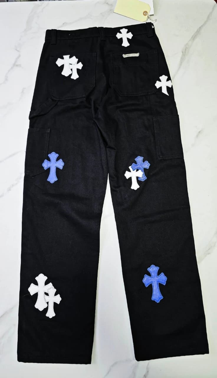 Черные джинсы Chrome Hearts с кожаными нашивками-крестами, вид сзади с деталями фурнитуры