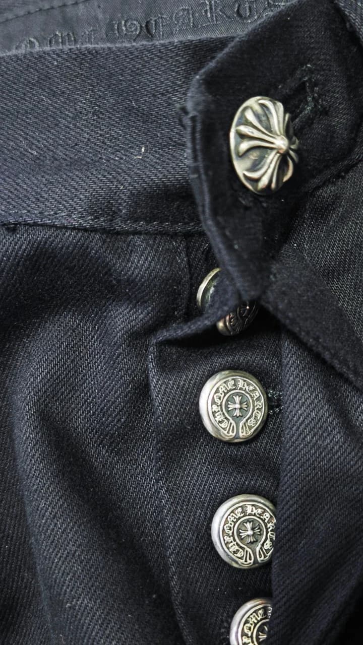 Черные джинсы Chrome Hearts с нашивками-крестами, вид спереди во весь рост