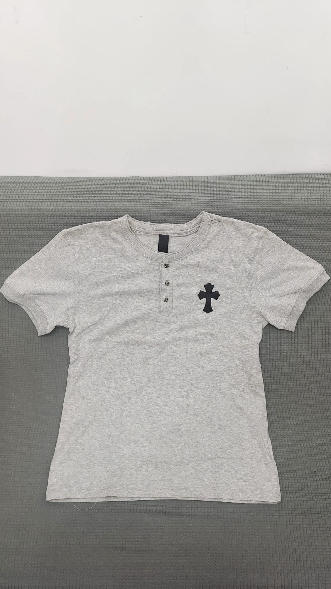 Серая футболка-хенли Chrome Hearts с черным кожаным крестом на груди, вид спереди