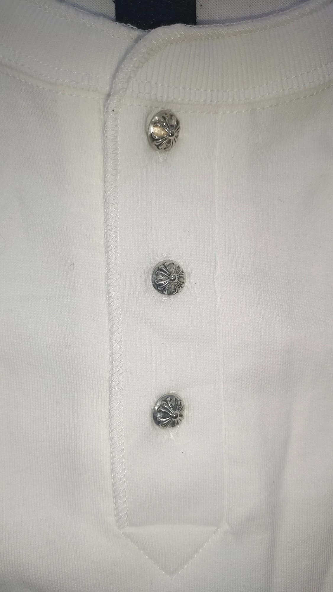 Планка с тремя серебряными пуговицами на белой футболке-хенли Chrome Hearts